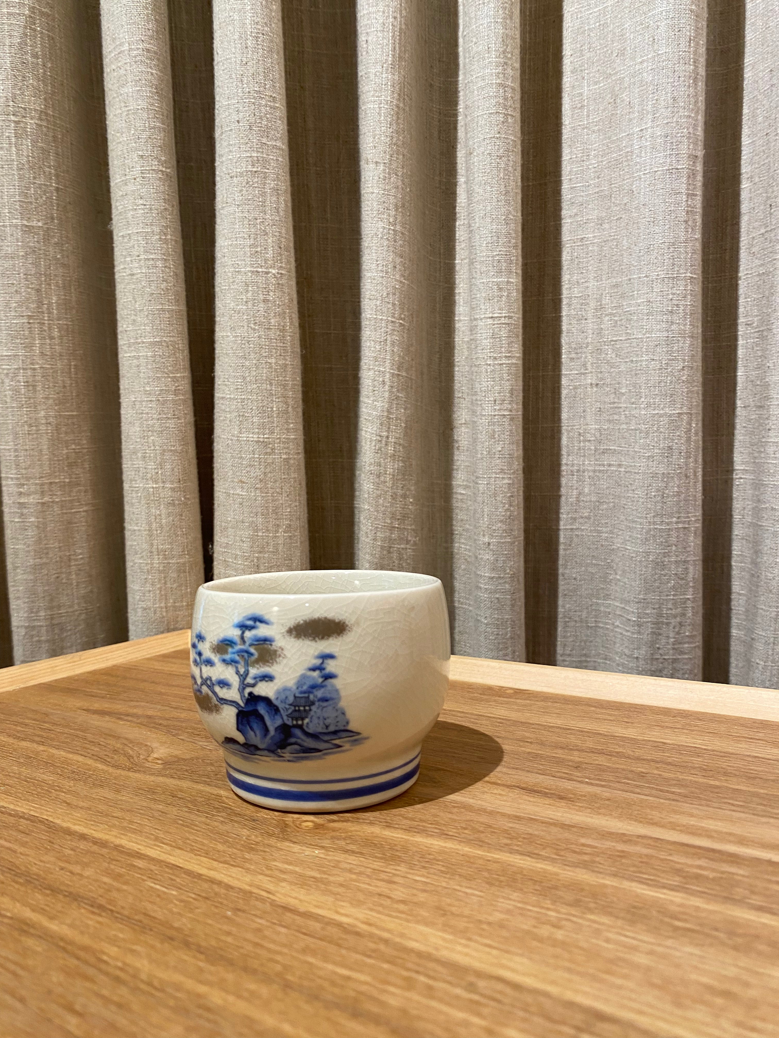 Lille skål med japanske motiver og guldskyer