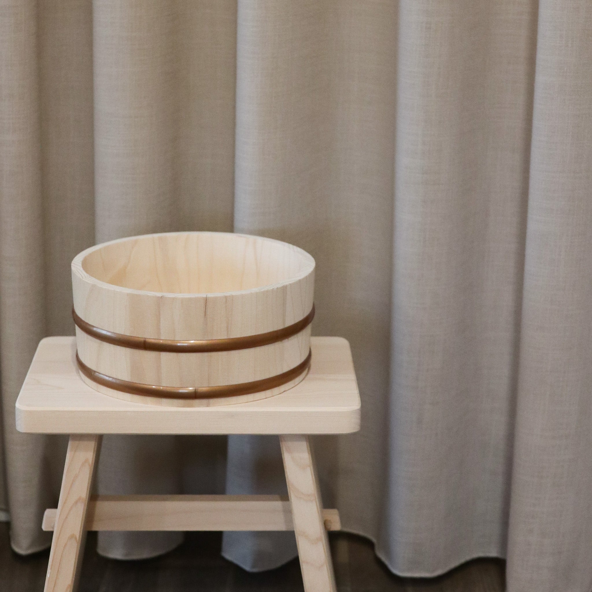 Stor træbalje med plastbånd