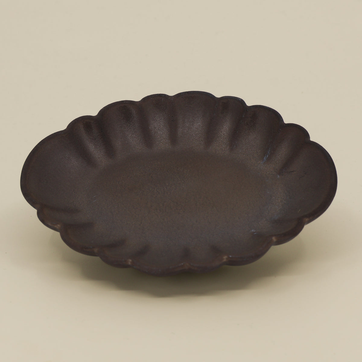 Oval keramiskål i bronze glasur