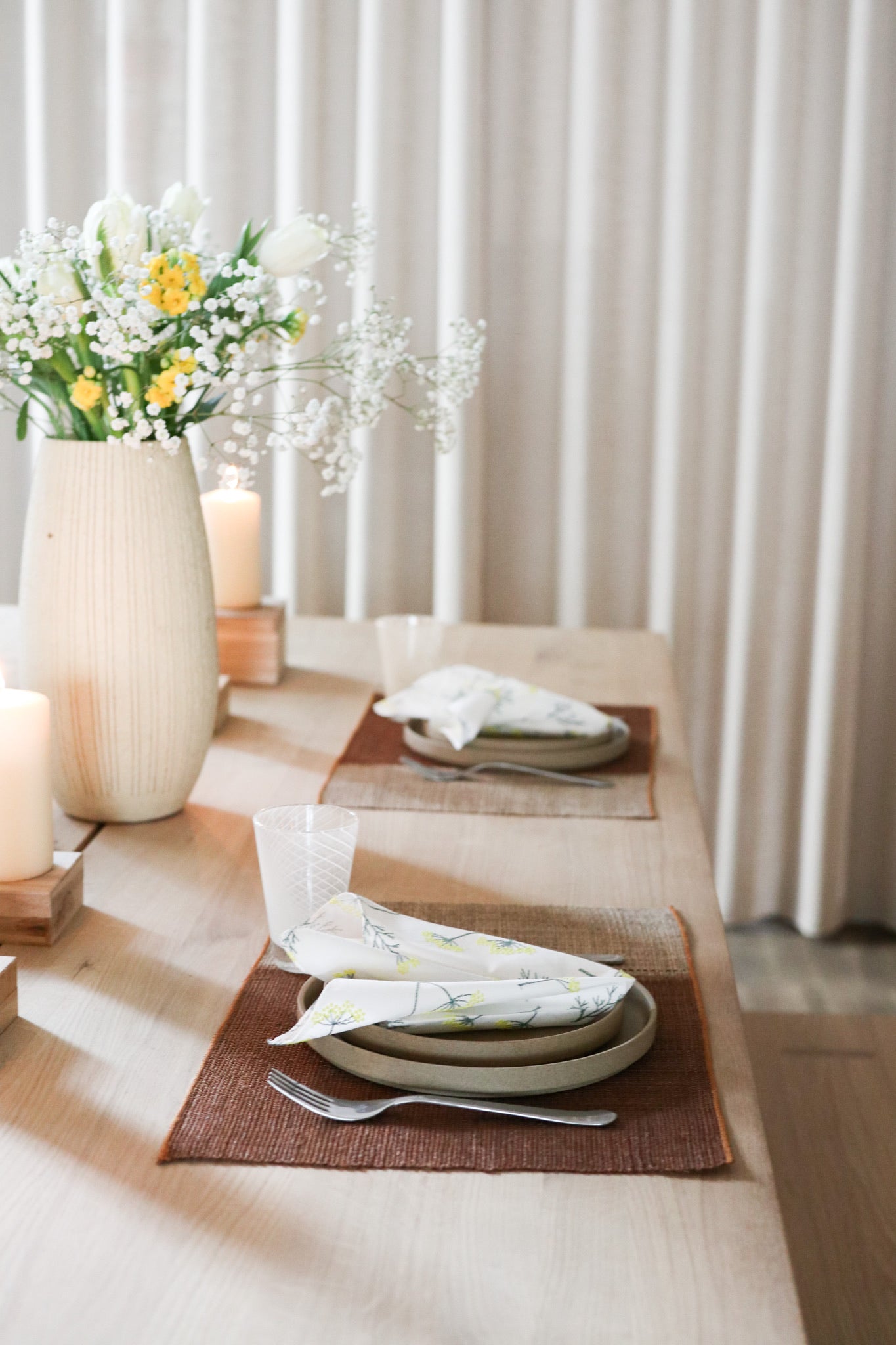 Stofservietter med broderede blomster