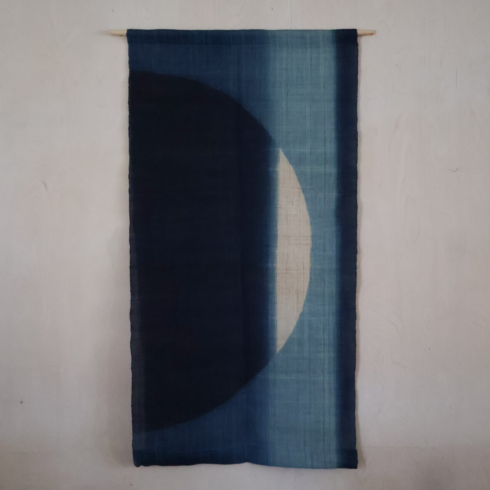 Håndlavet vægtæppe med halv cirkel i blå nuancer