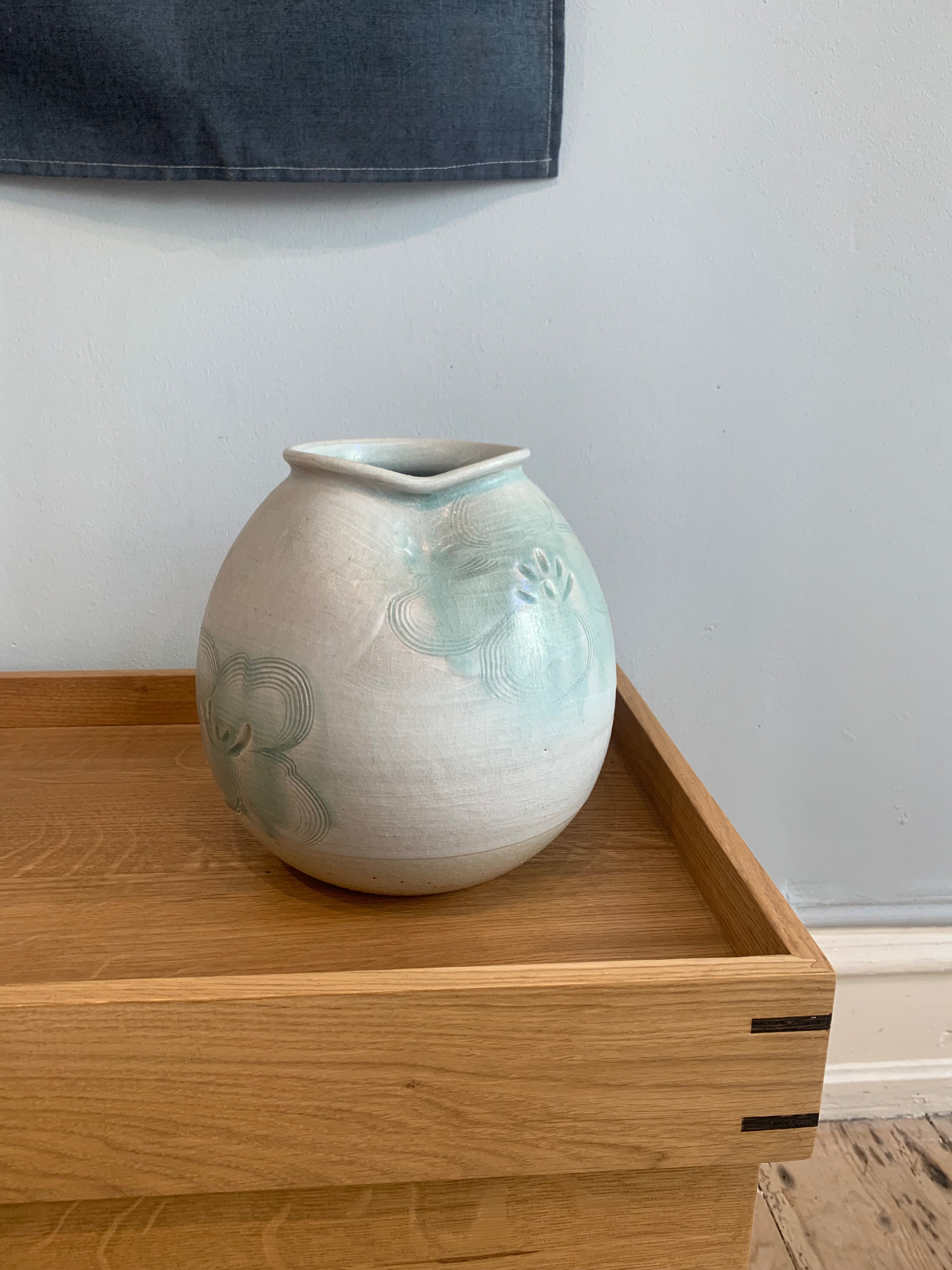 Vase - Stor rund med lyseblå glasur og blomster