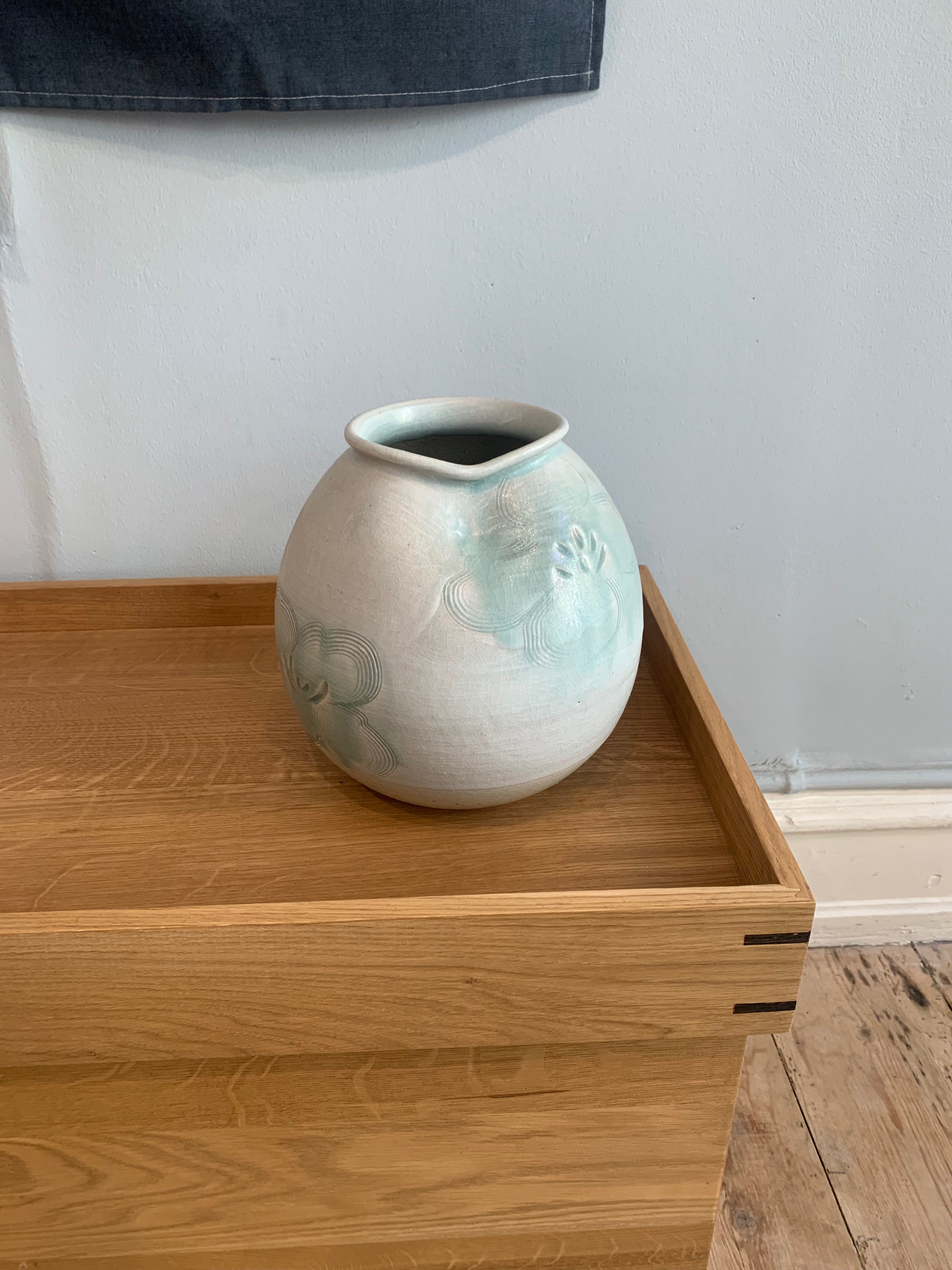 Vase - Stor rund med lyseblå glasur og blomster