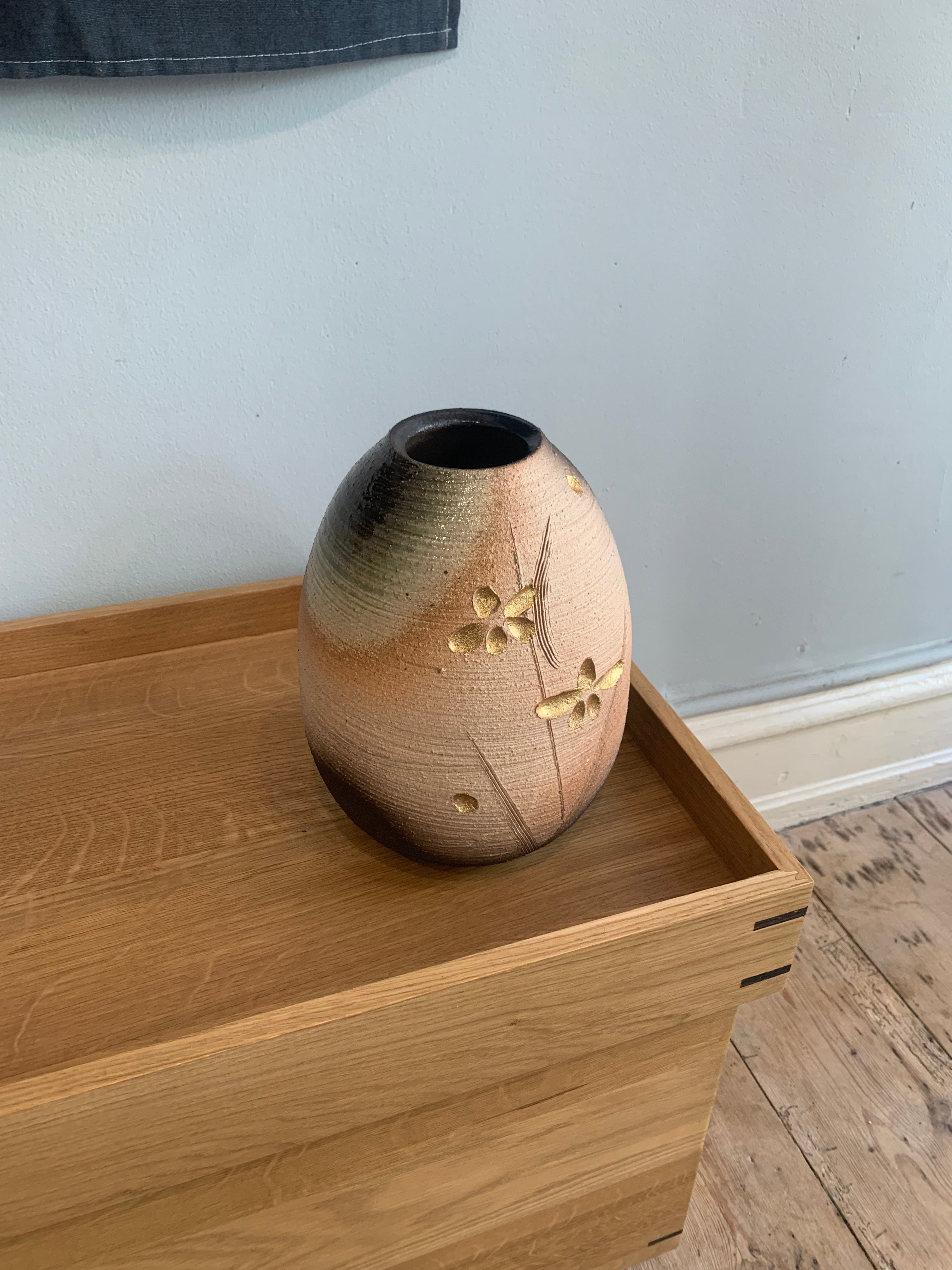 Vase - Rustik med grøn plet og guldblomster