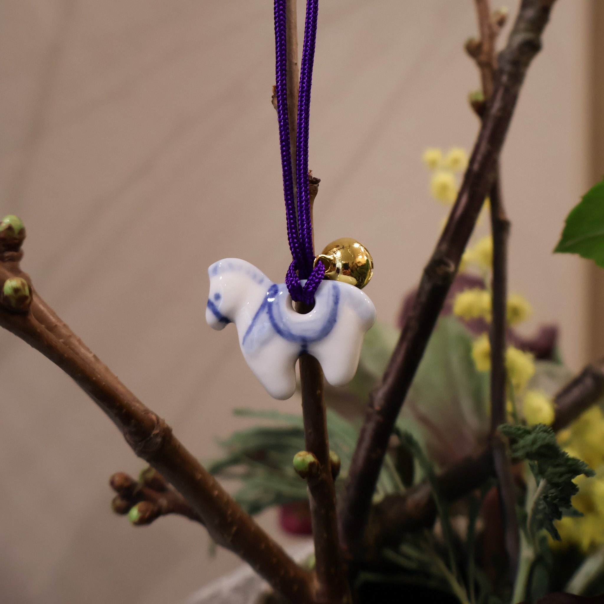 Hesteophæng i keramik med klokke