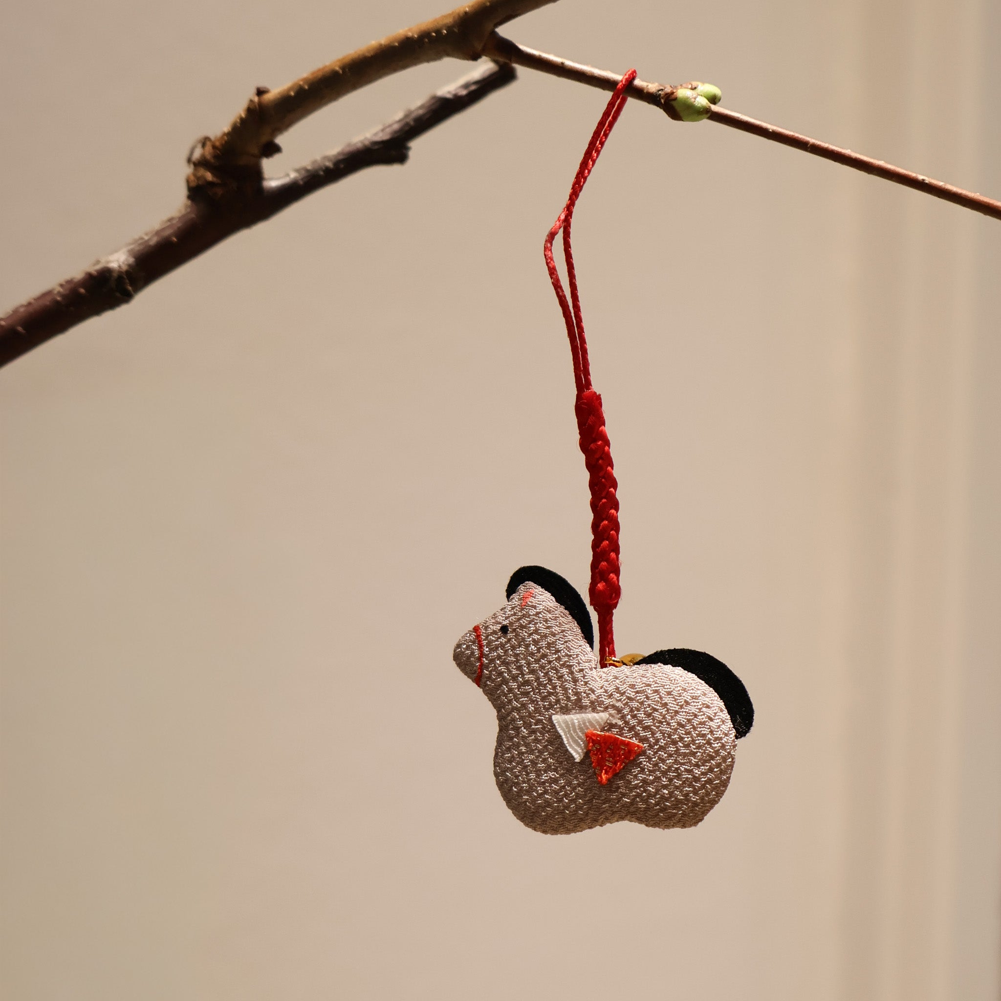 Håndlavet hesteophæng- grå og rød