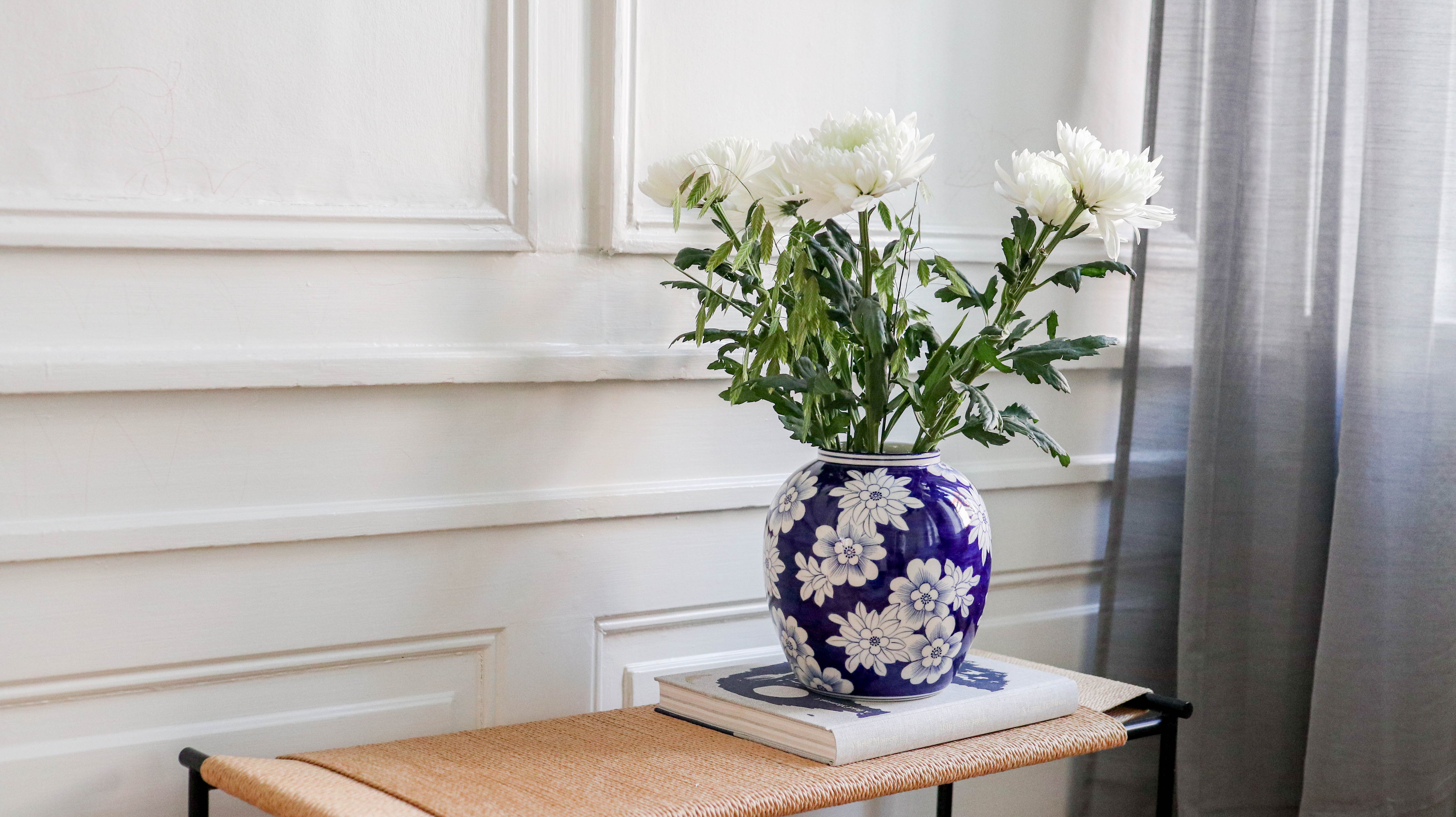 Vase in dark blue with white flowers