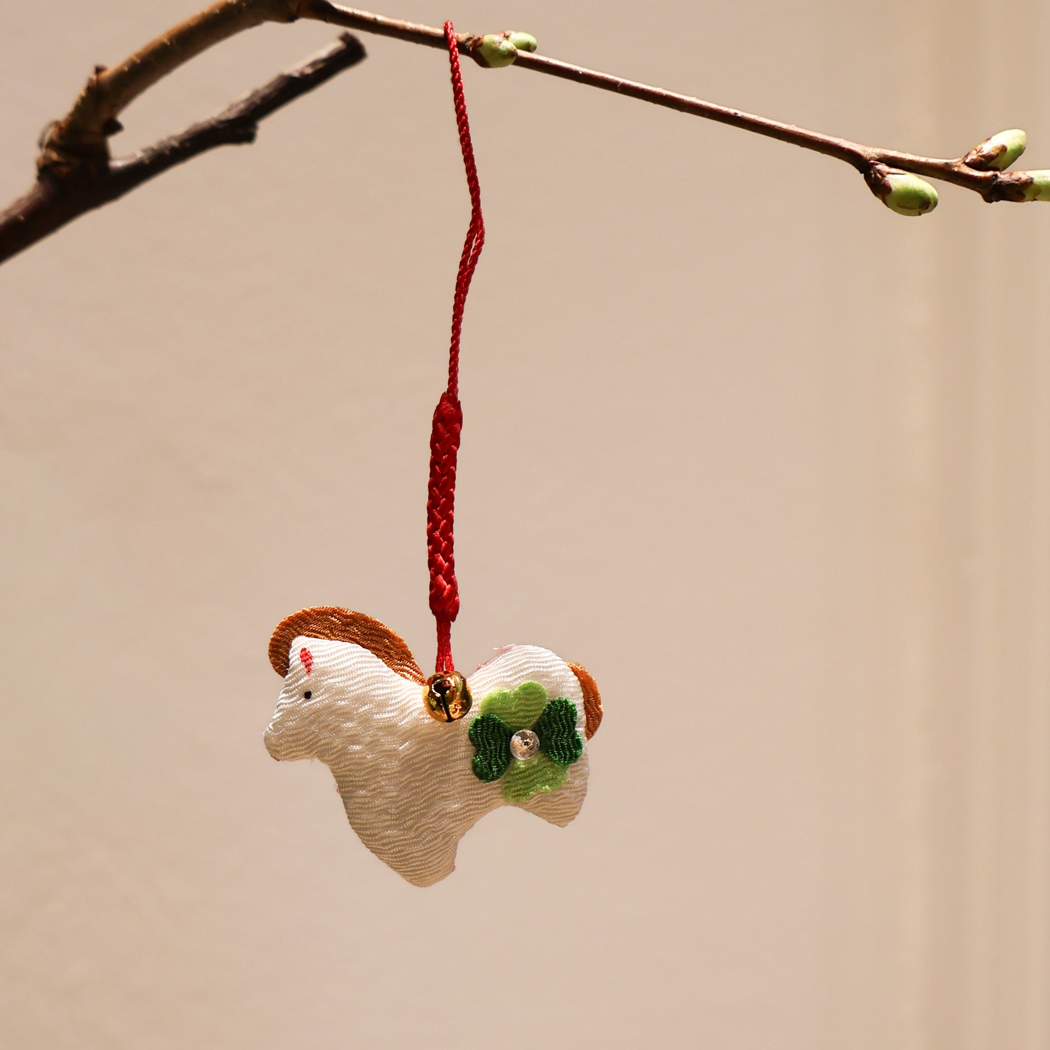 Håndlavet hesteophæng- hvid med grøn kløver