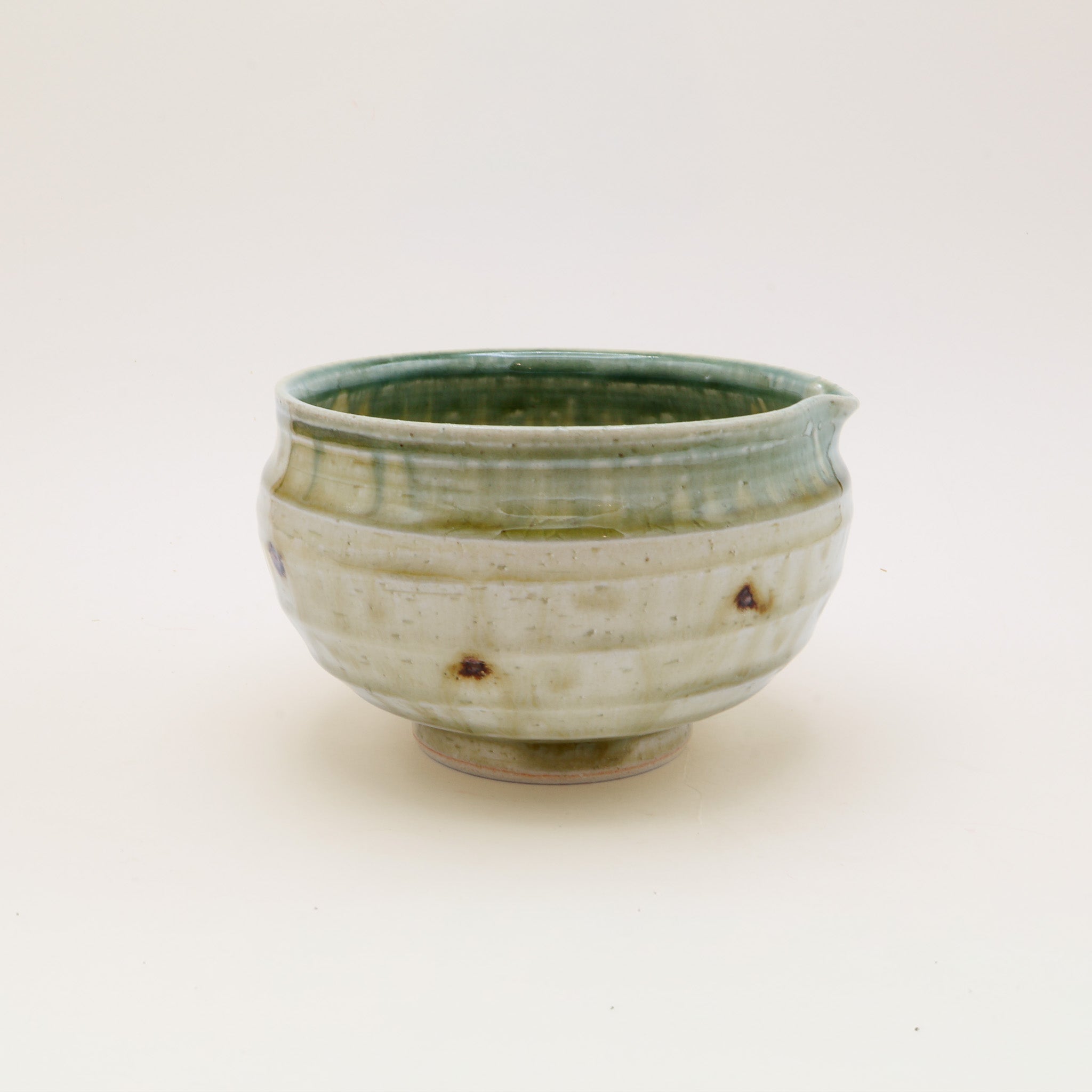 (Price) Katakuchi Matcha bowl - Beige, green and dots with spout