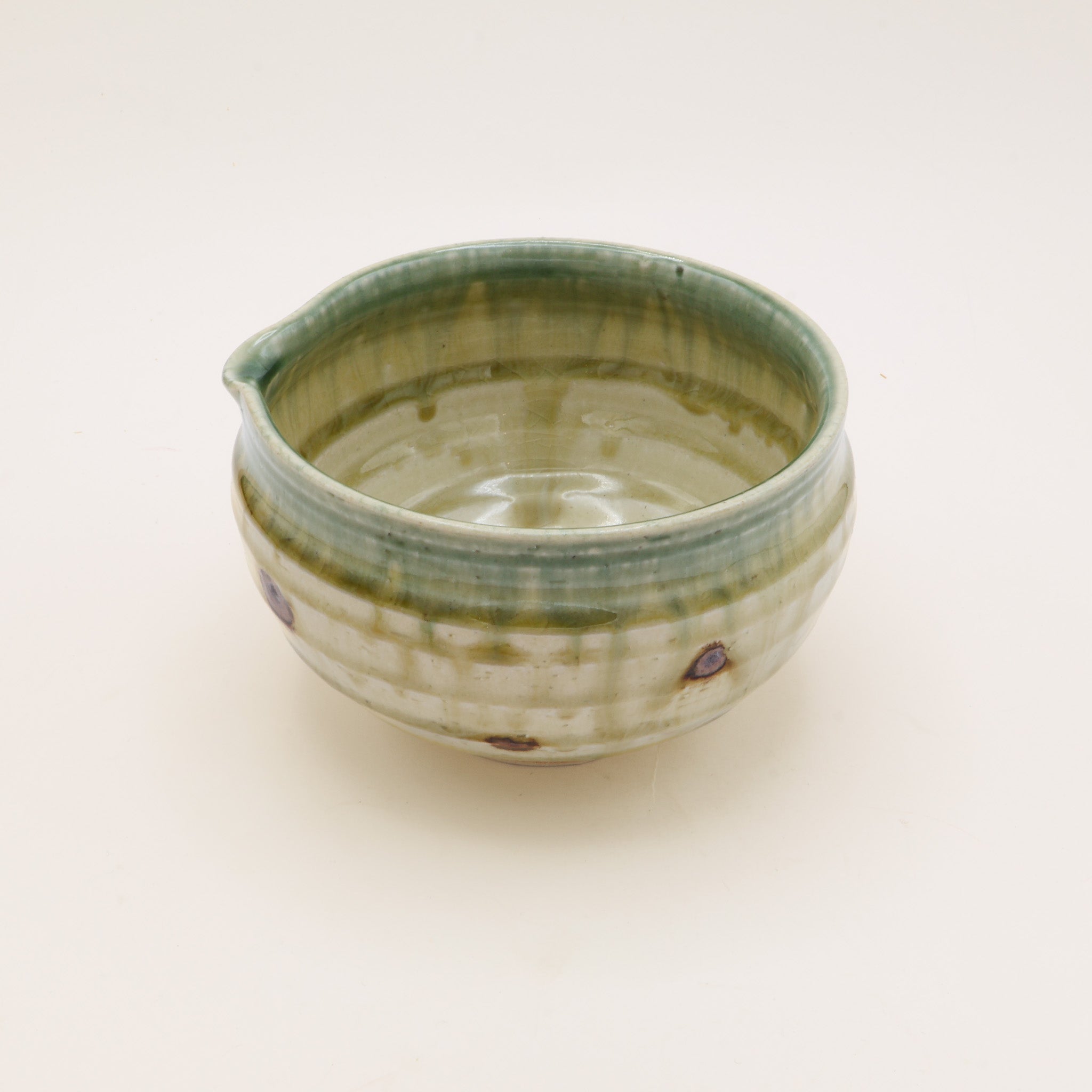(Price) Katakuchi Matcha bowl - Beige, green and dots with spout