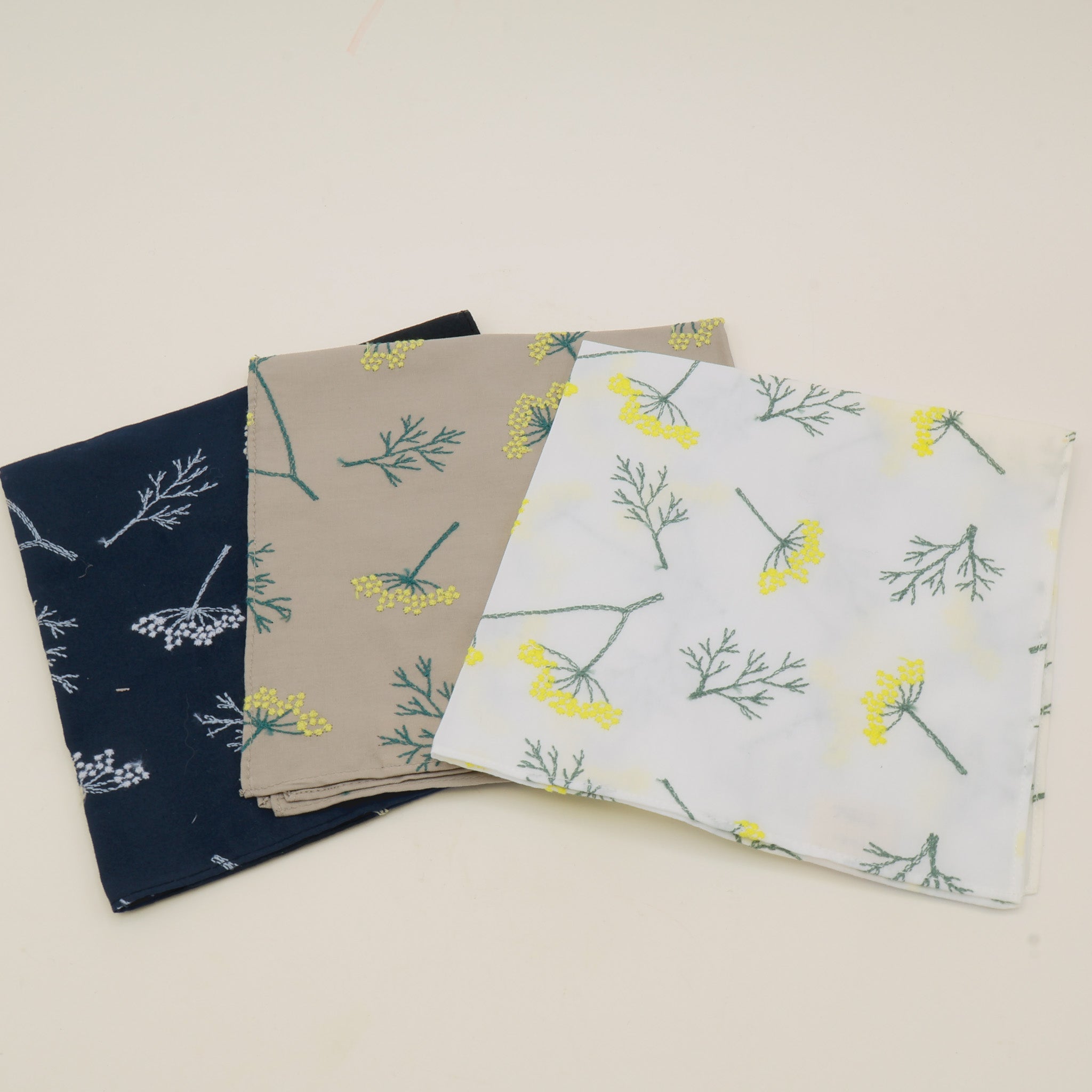 Stofservietter med broderede blomster