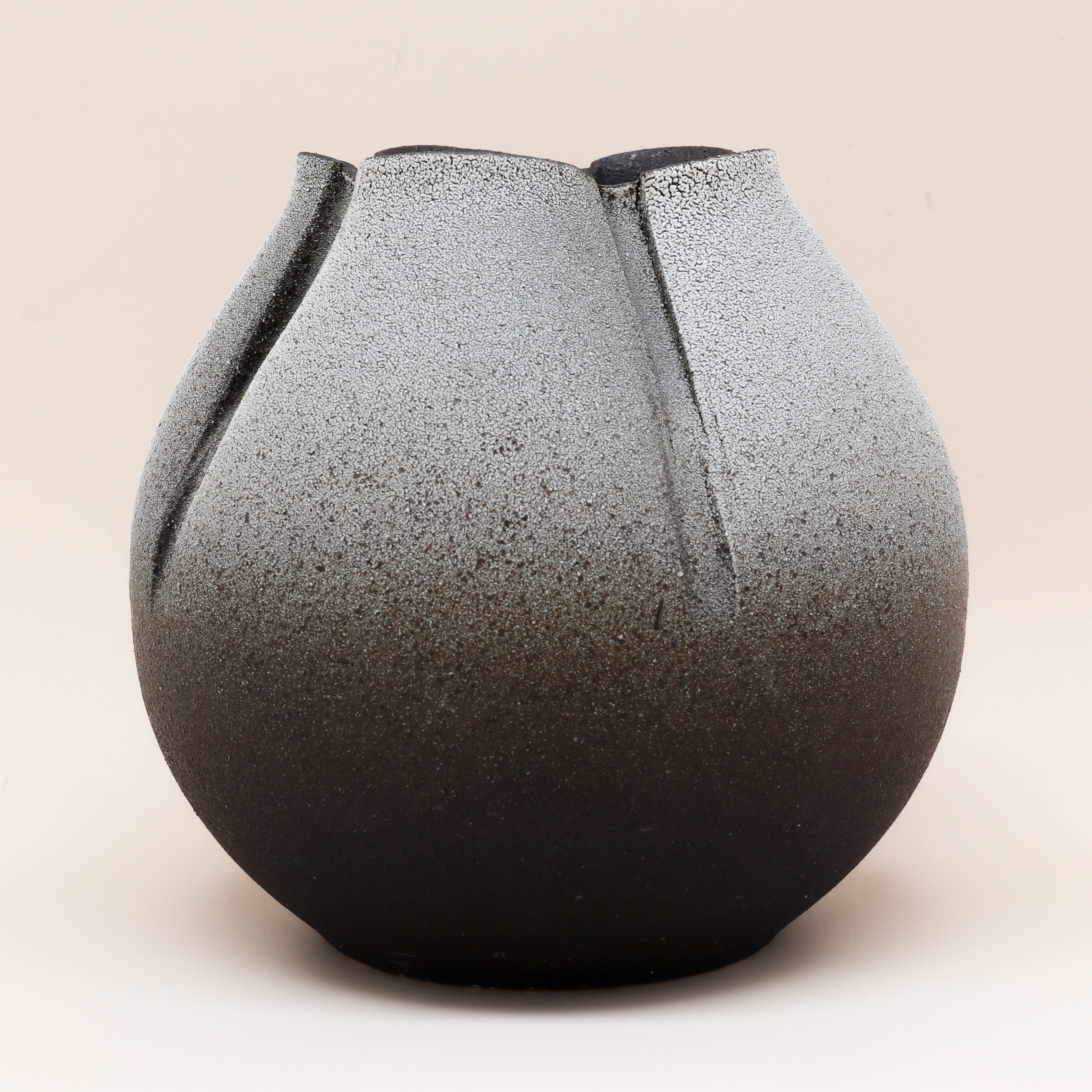 Rustik vase med folder i sort og grå