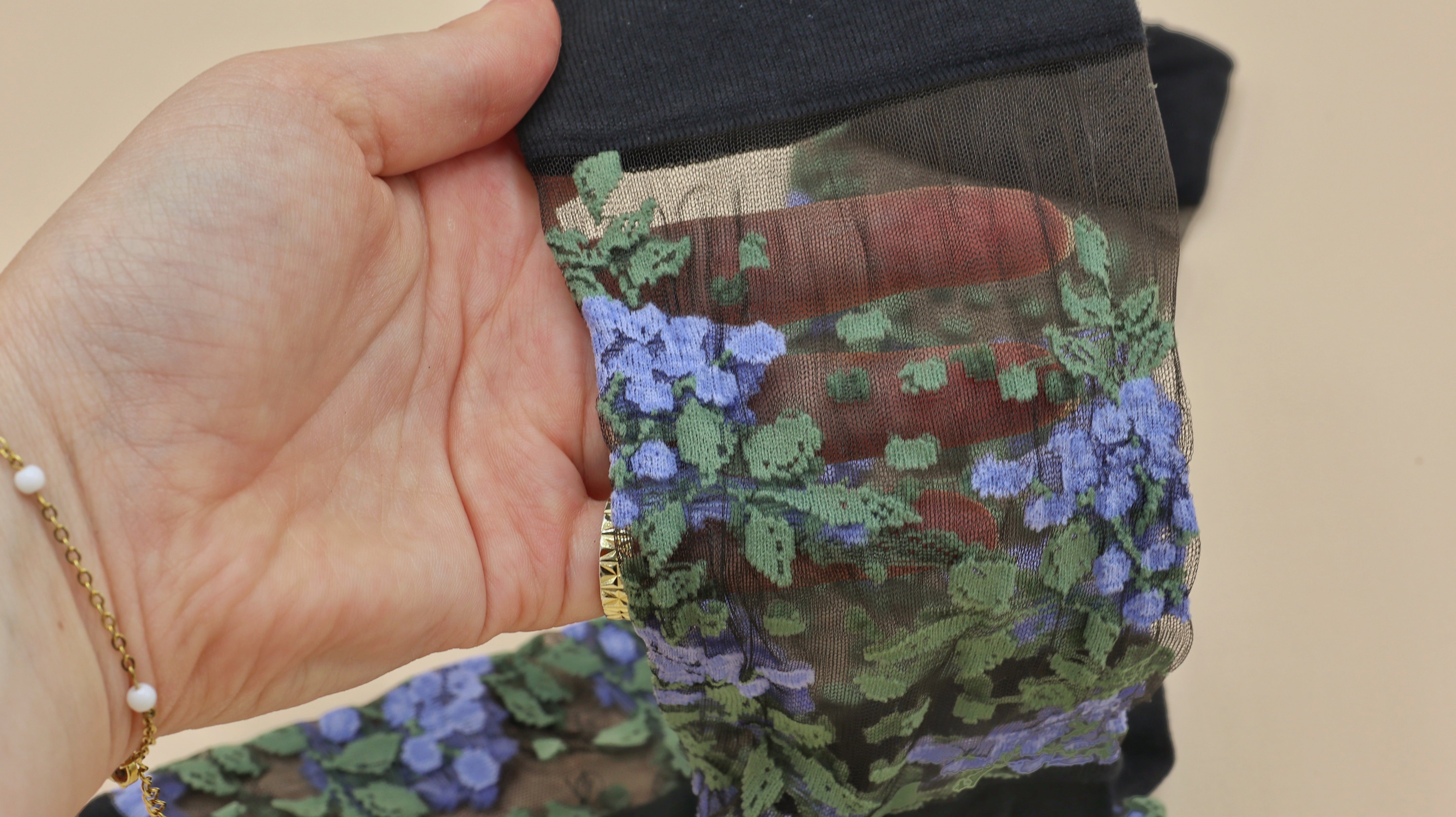 andè stockings - Black with blue flowers