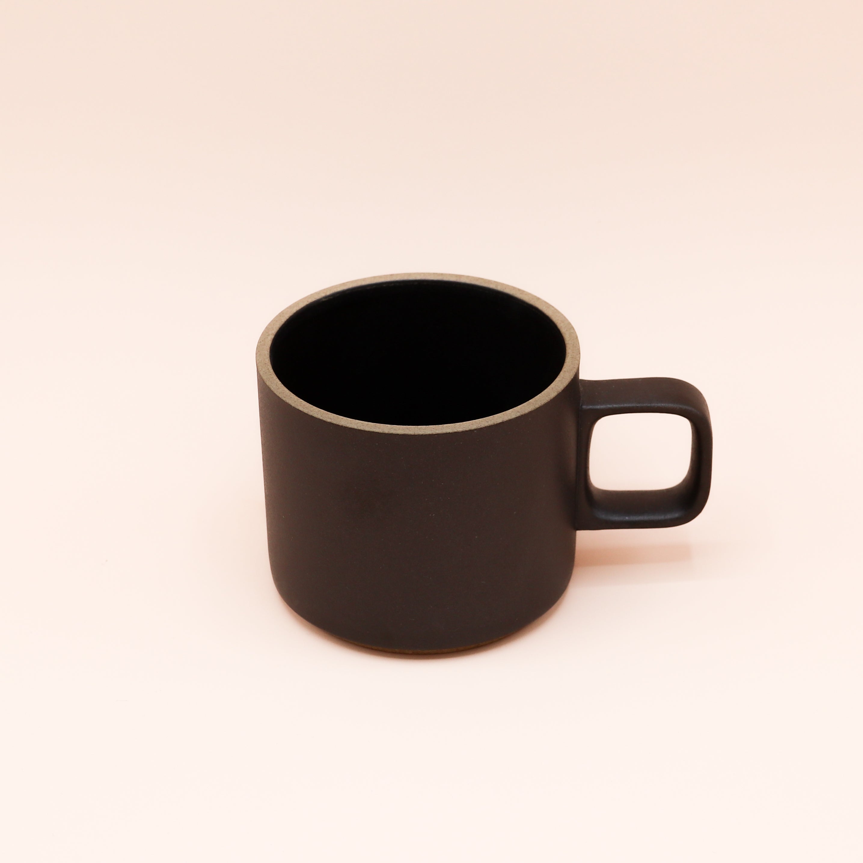 Hasami Porcelain - Kop med hank // Mat sort