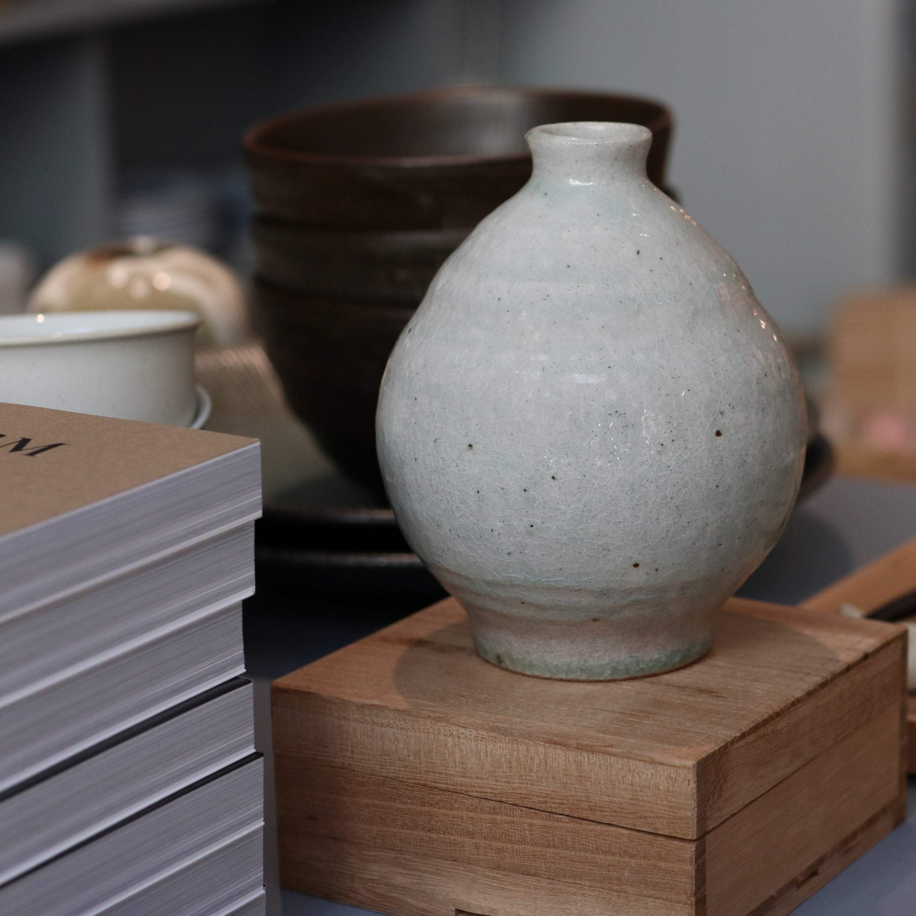 Kōyō vase med støvet grøn glasur