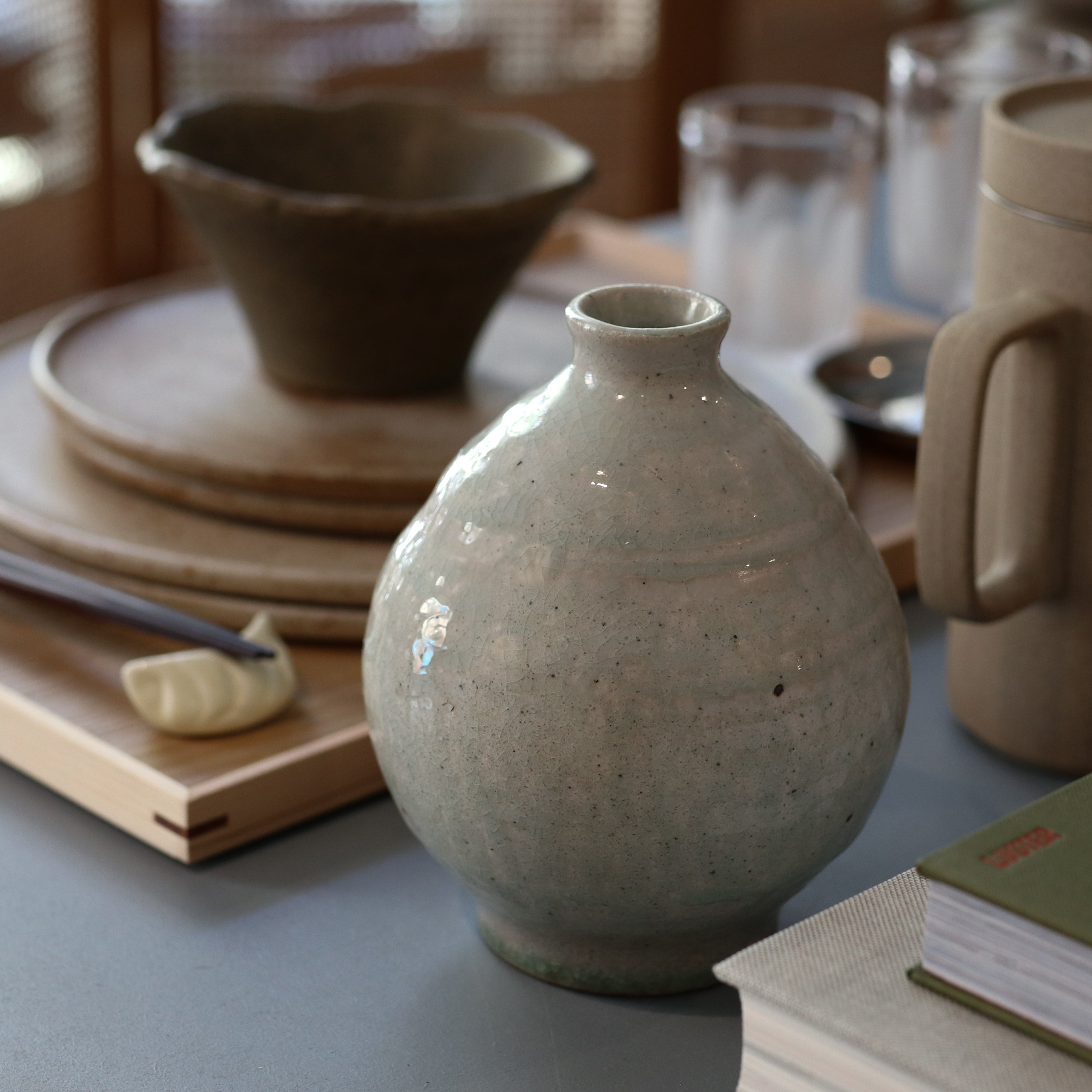 Kōyō vase med støvet grøn glasur