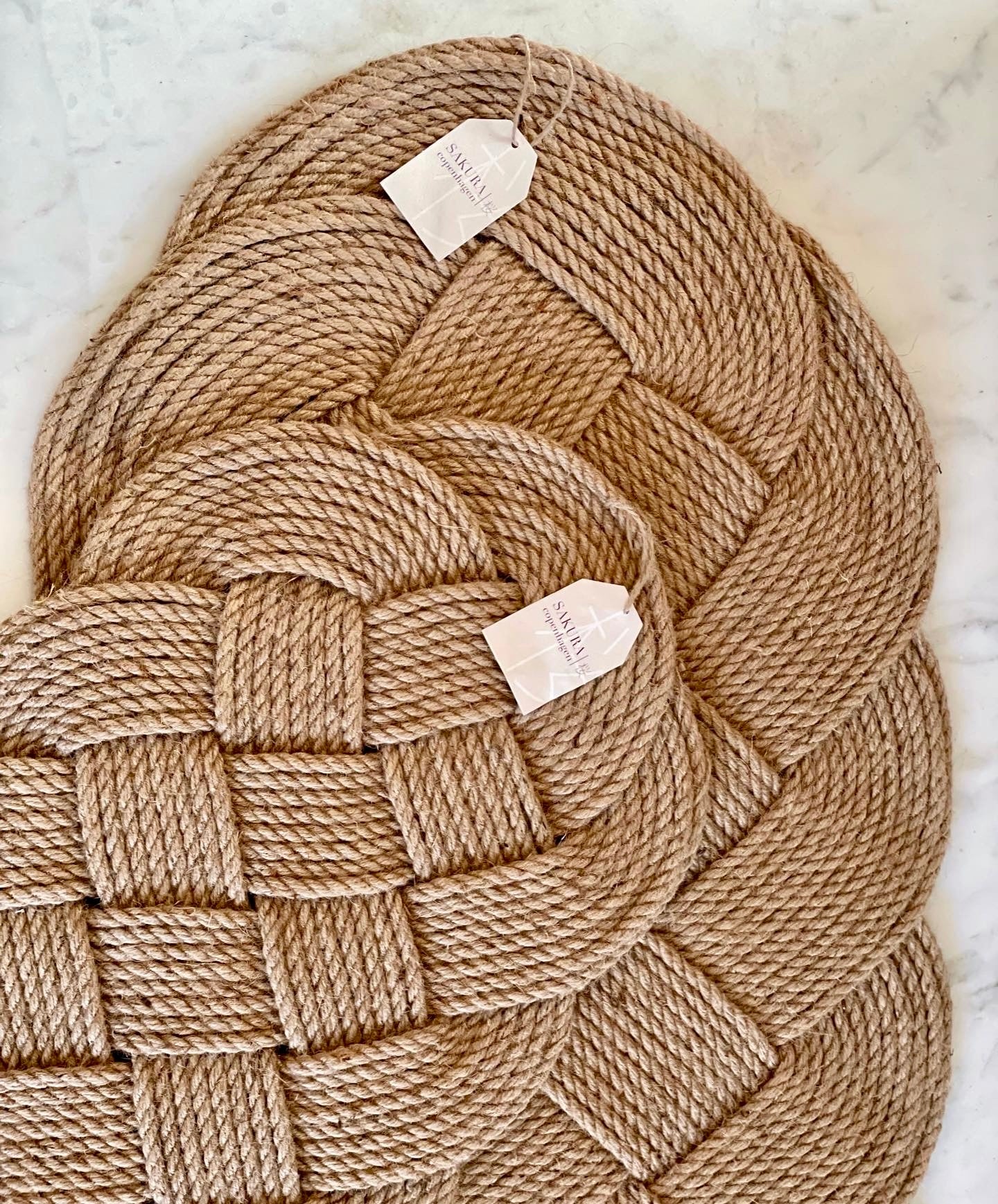 Small hand-woven door mat in jute 