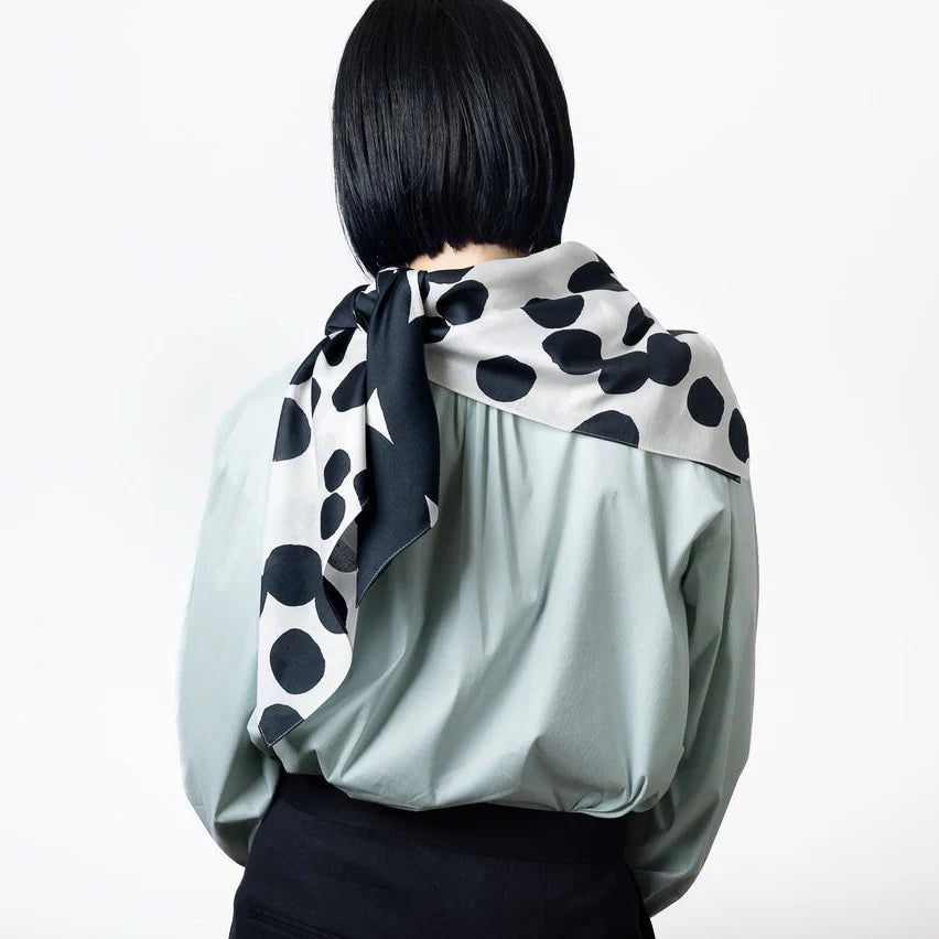 Japansk vægophæng: Furoshiki med midnatsblå cirkler