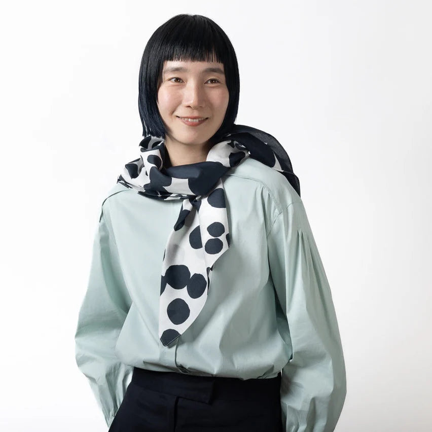Japansk vægophæng: Furoshiki med midnatsblå cirkler