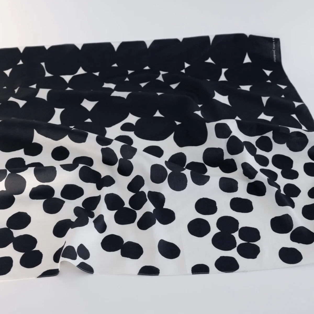 Japansk vægophæng: Furoshiki med midnatsblå cirkler