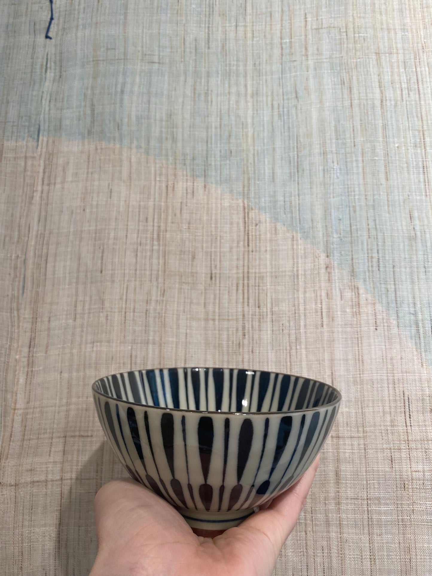 Mellem keramikskål med mørkeblåt dråbemønster