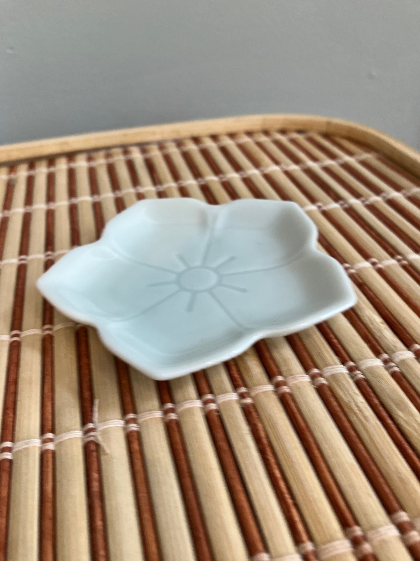 Blomstersojaskål med lyseblå glasur