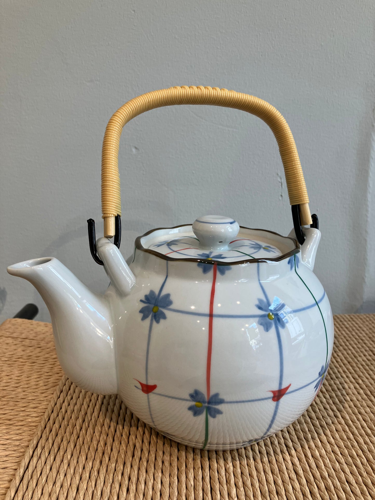 Japansk tekande med blomster og striber