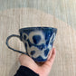 Stor japansk kop med mørkeblå glasur og hvide detaljer