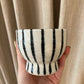 Håndlavet keramikkop på fod med mørkeblå striber
