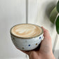 Cappuccinokop med prikker