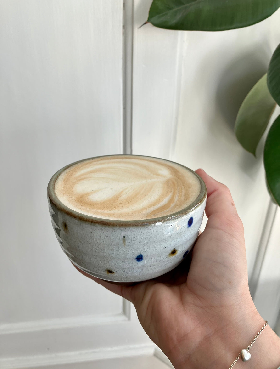 Cappuccinokop med prikker