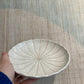Frokosttallerken med beige glasur og brune striber