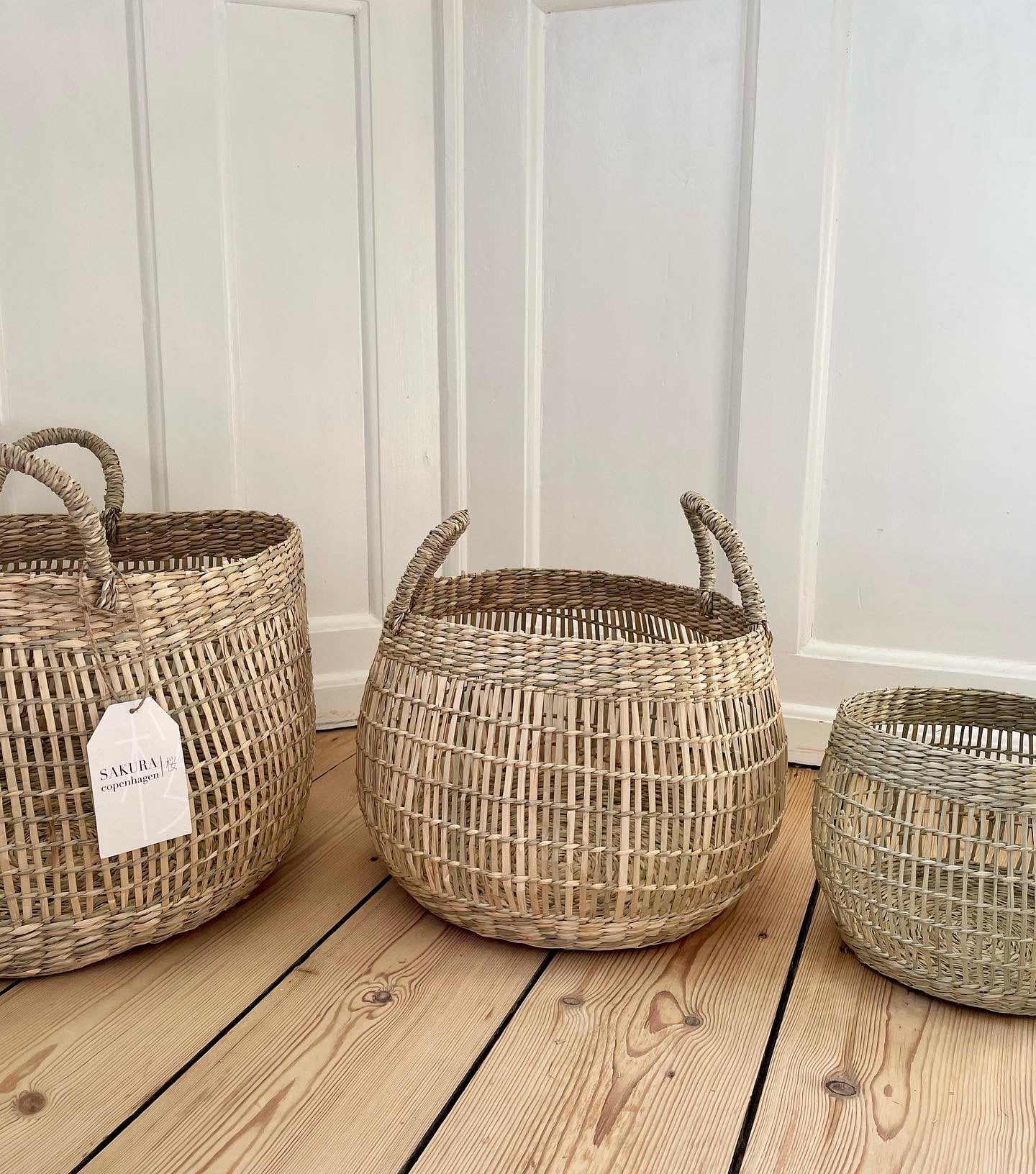 Small wicker basket without handle