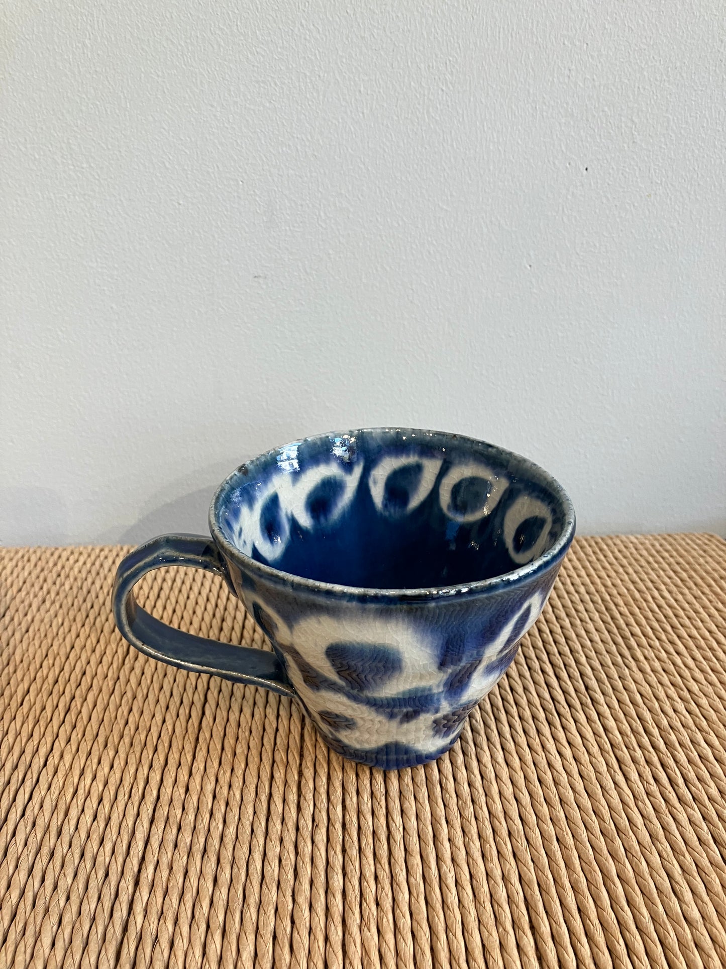Stor japansk kop med blå glasur og hvide cirkler