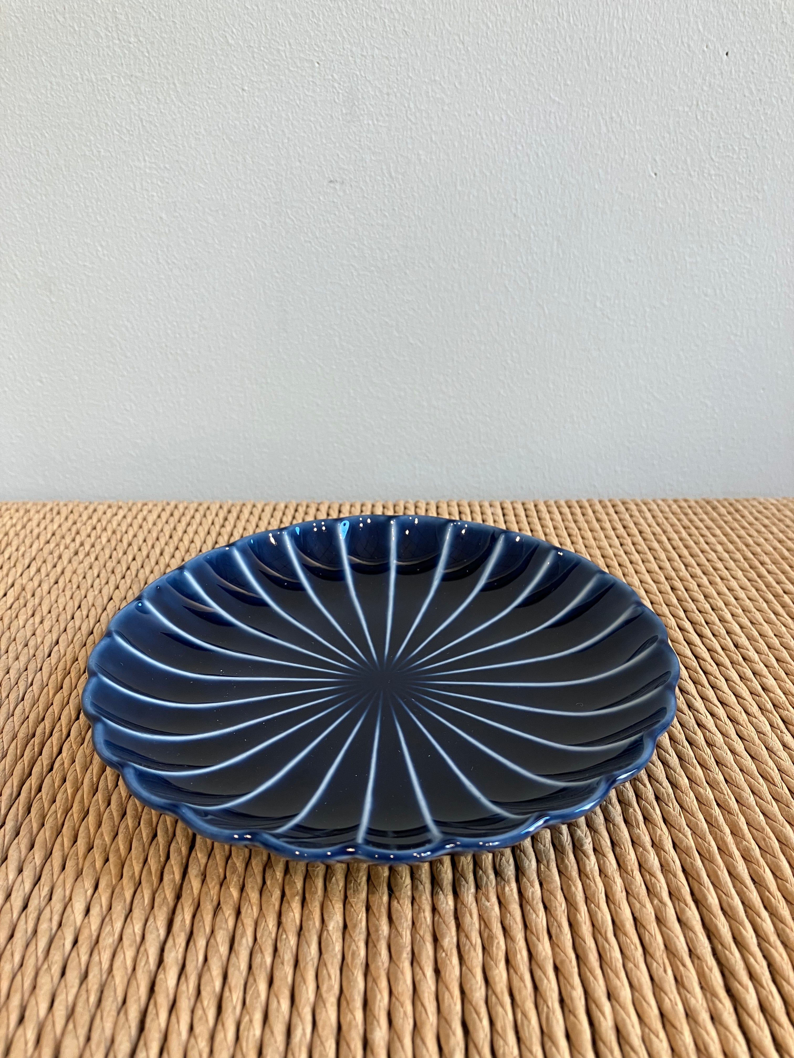 The flower plate with dark blue glaze