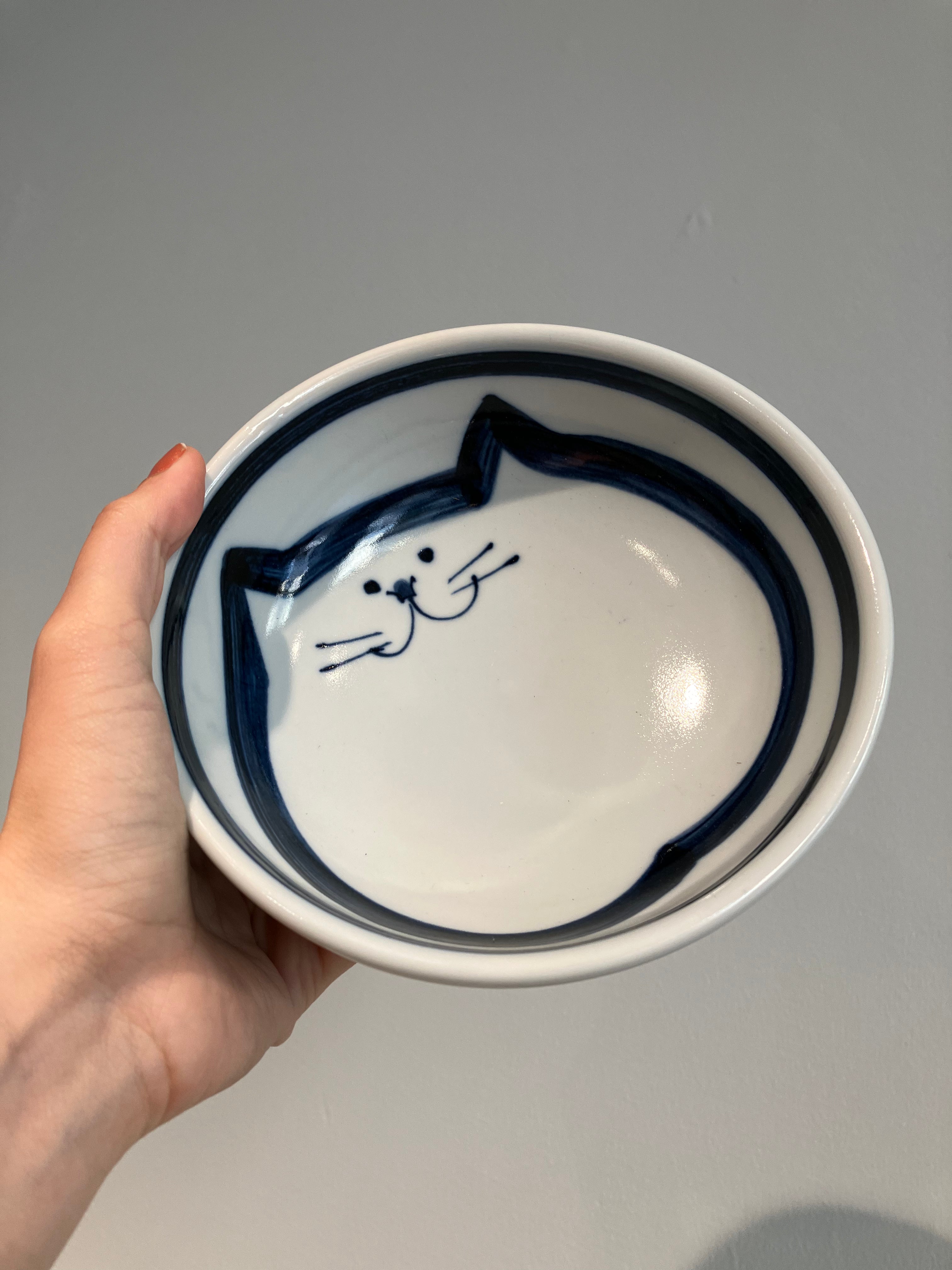 Bowl with a motif of a cat in dark blue