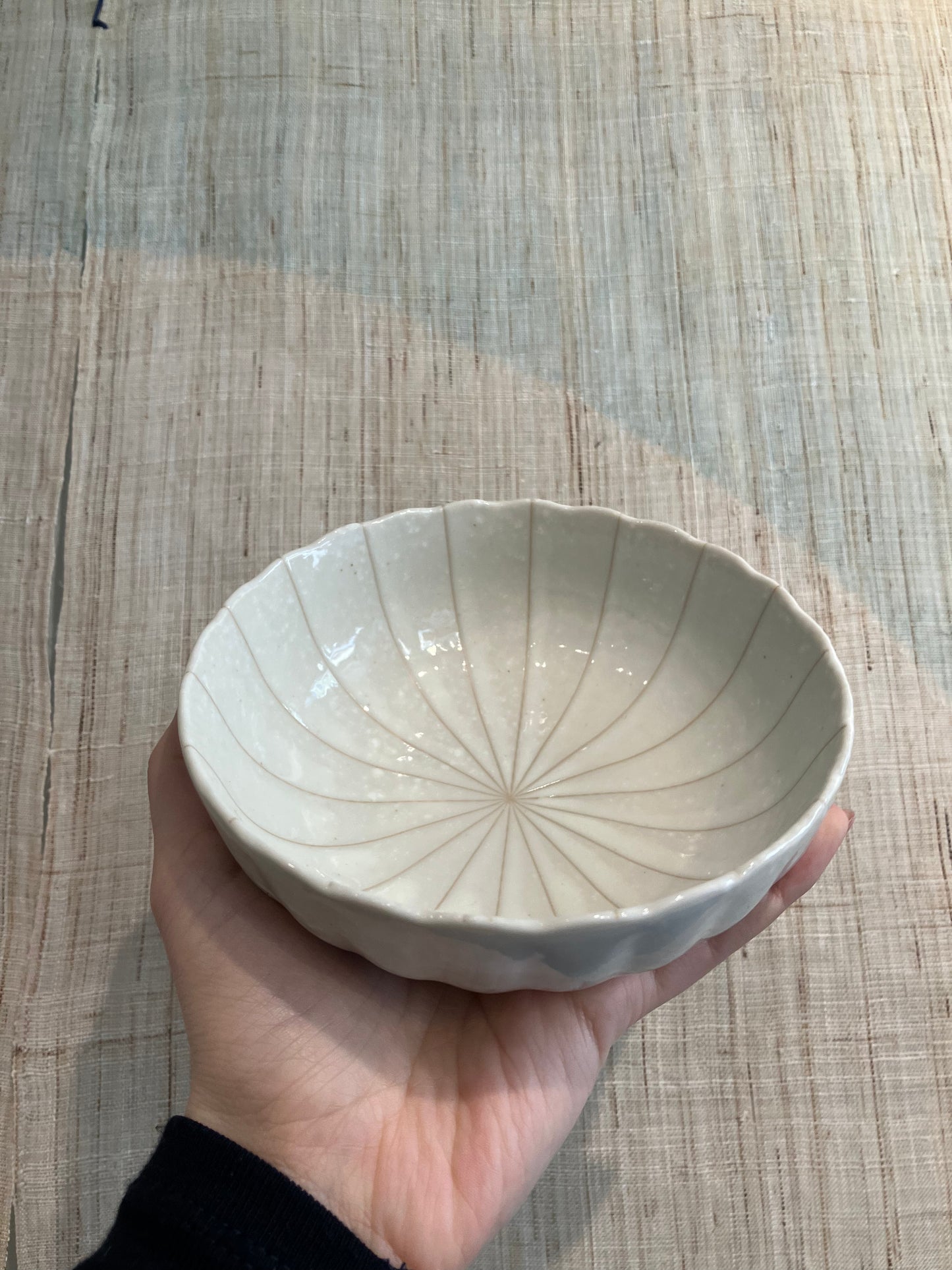 Skål med beige glasur og striber