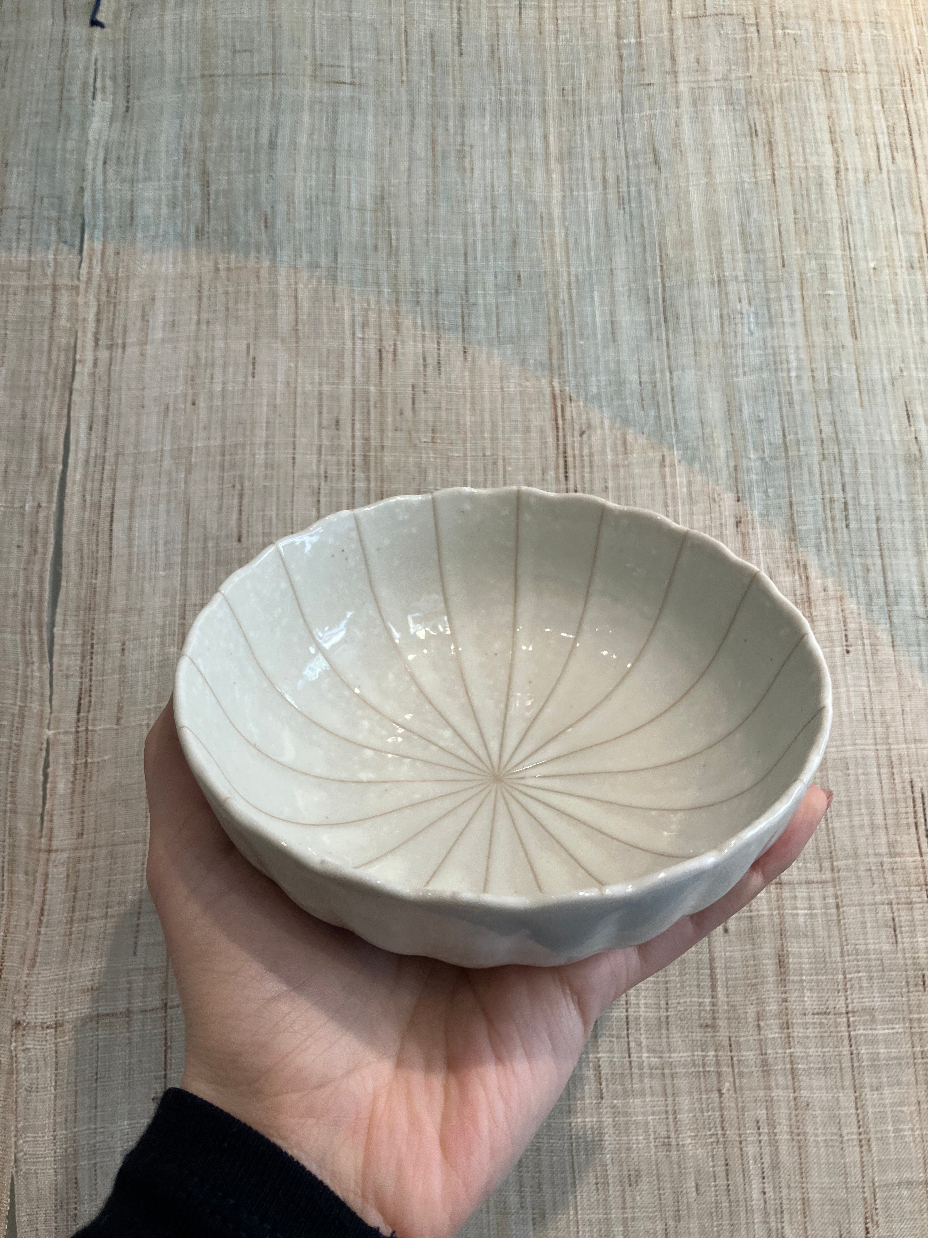Skål med beige glasur og striber