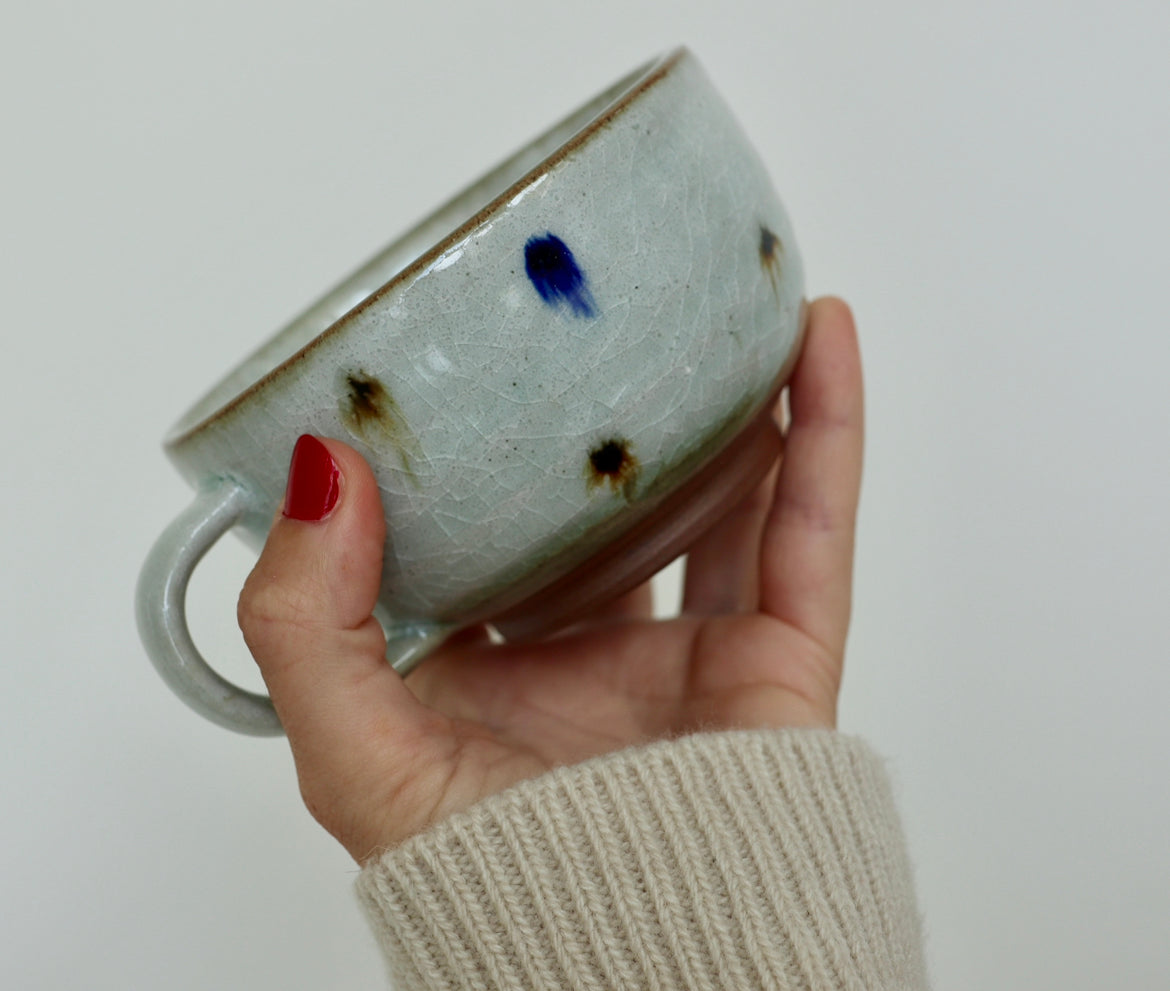 Cappuccinokop med prikker