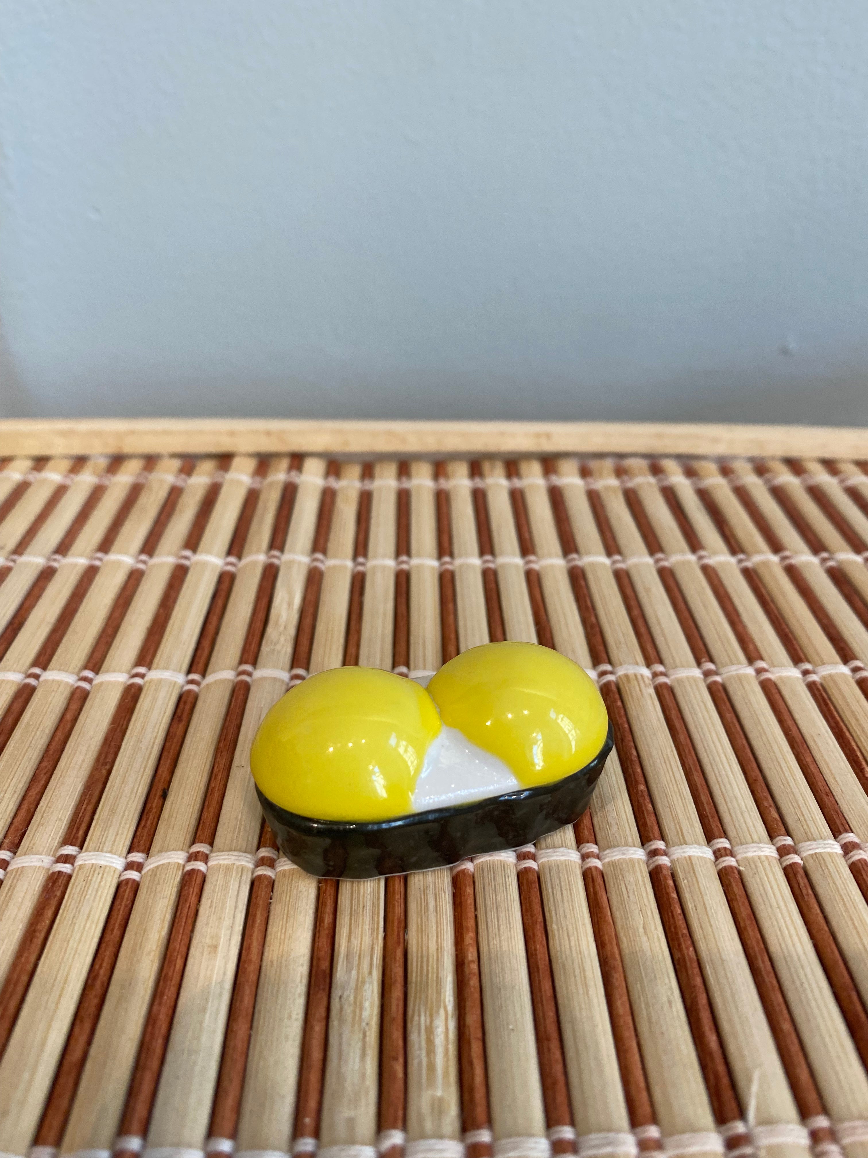 Chopstick holder: sushi with egg