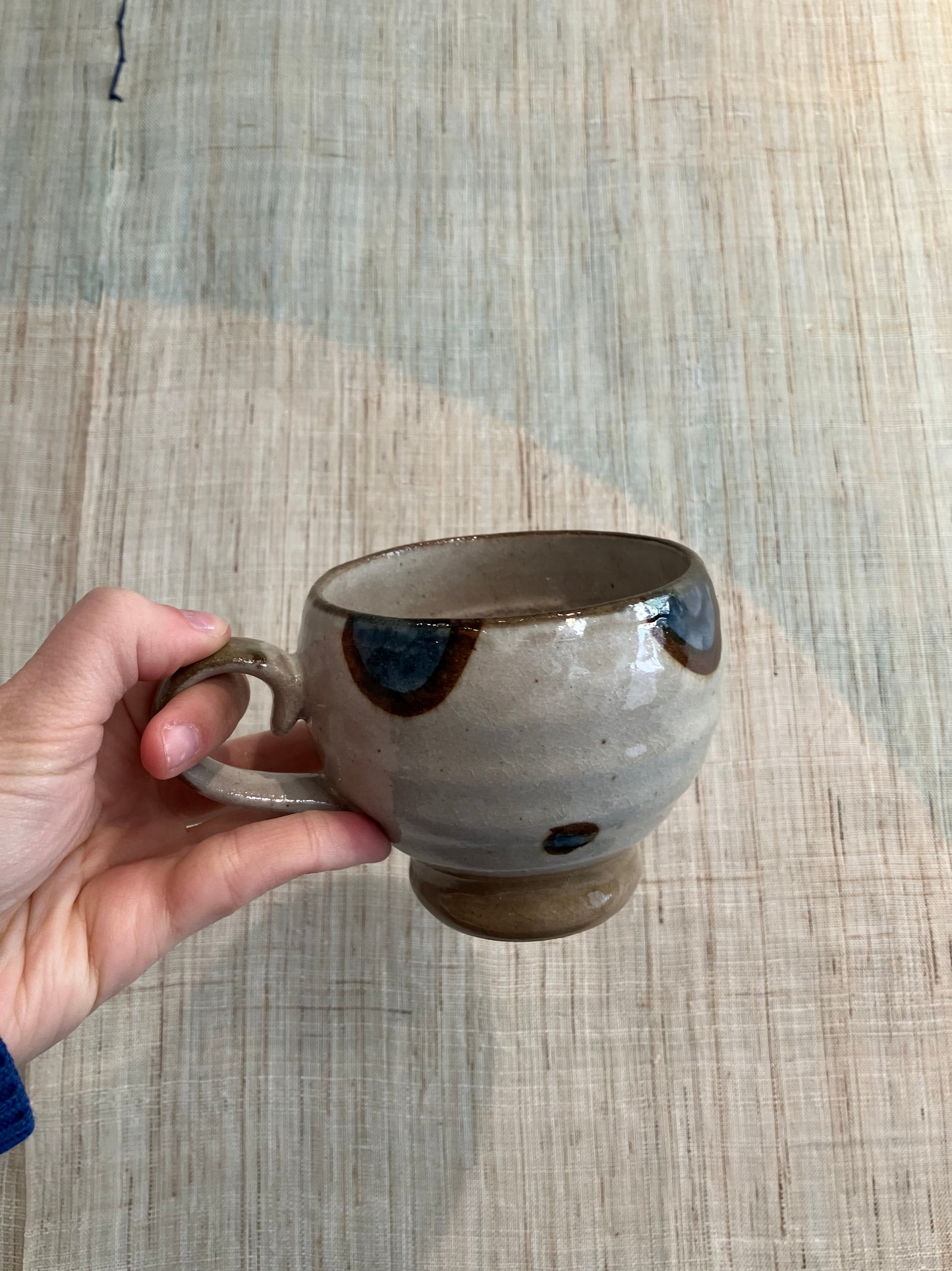 Japansk kop med blå/brune cirkler og prikker