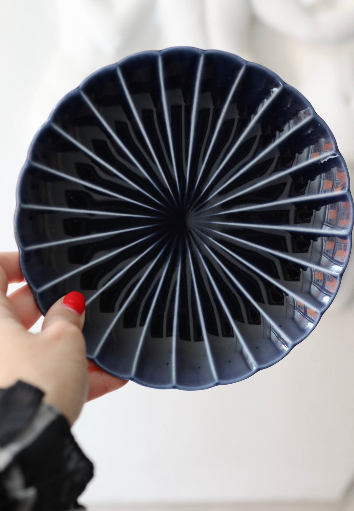 The flower plate with dark blue glaze