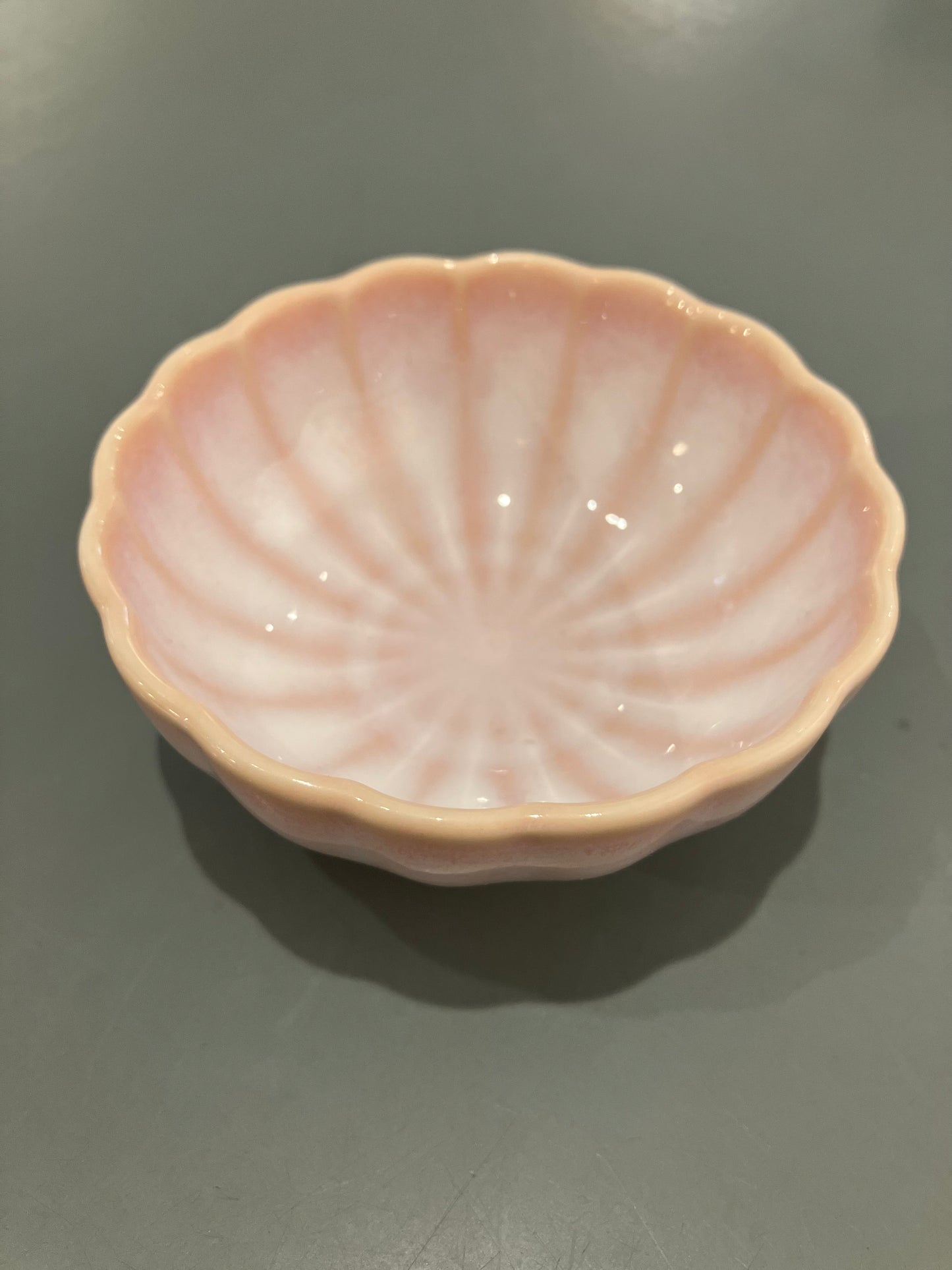 Mellem blomsterskåle