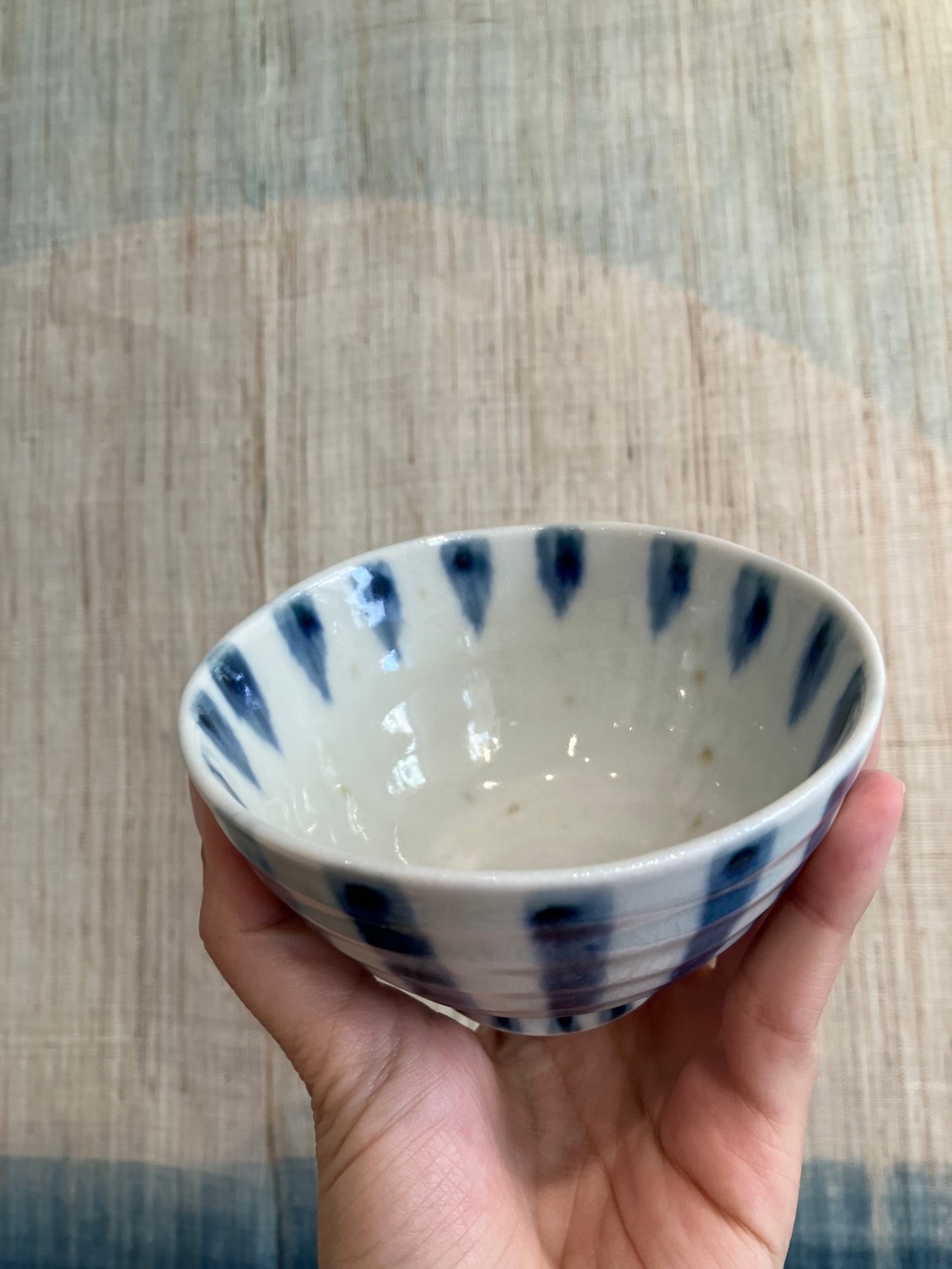 Lille skål med hvid glasur og blå striber