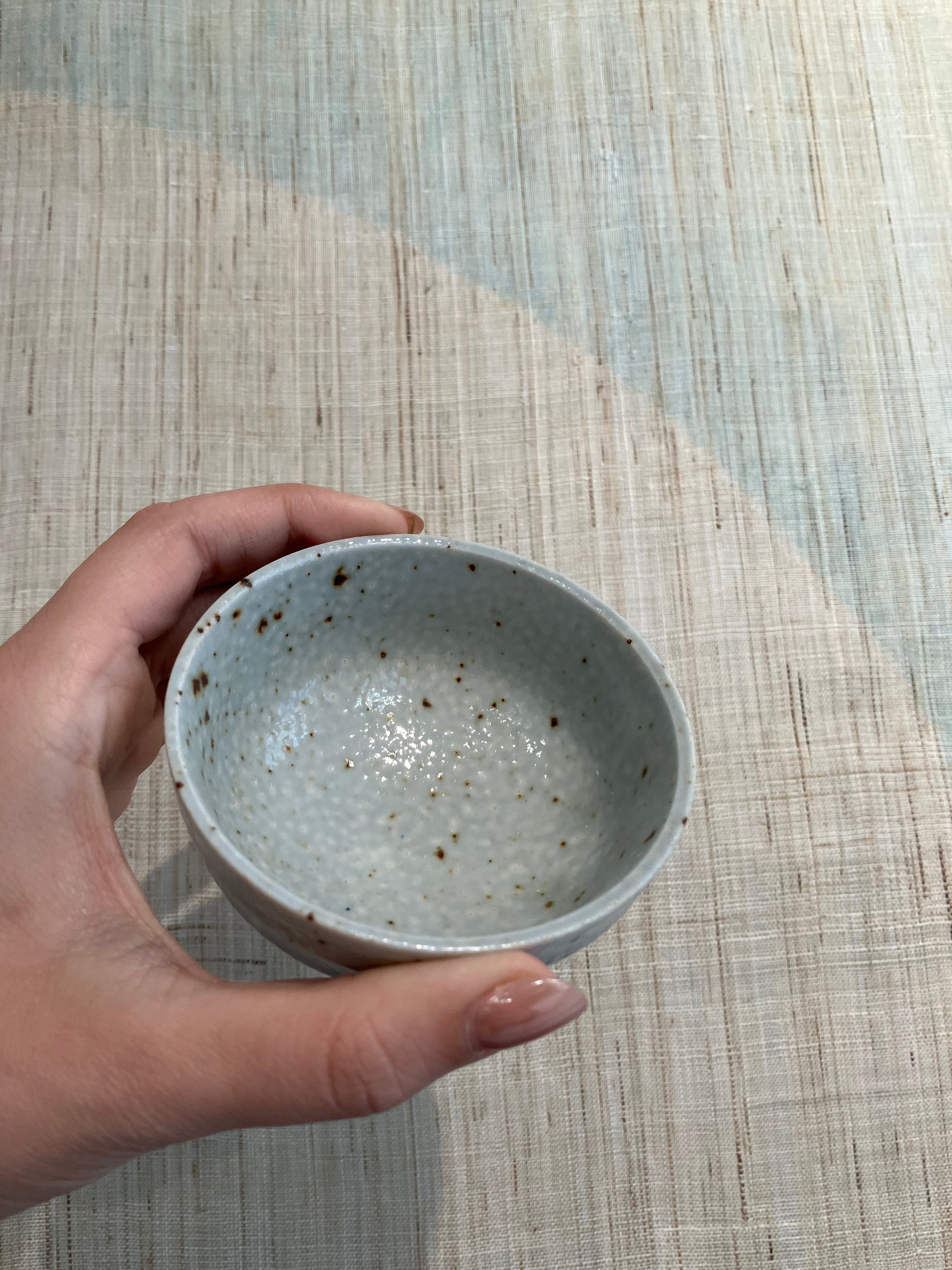 Lille skål med lyseblå glasur og brune prikker