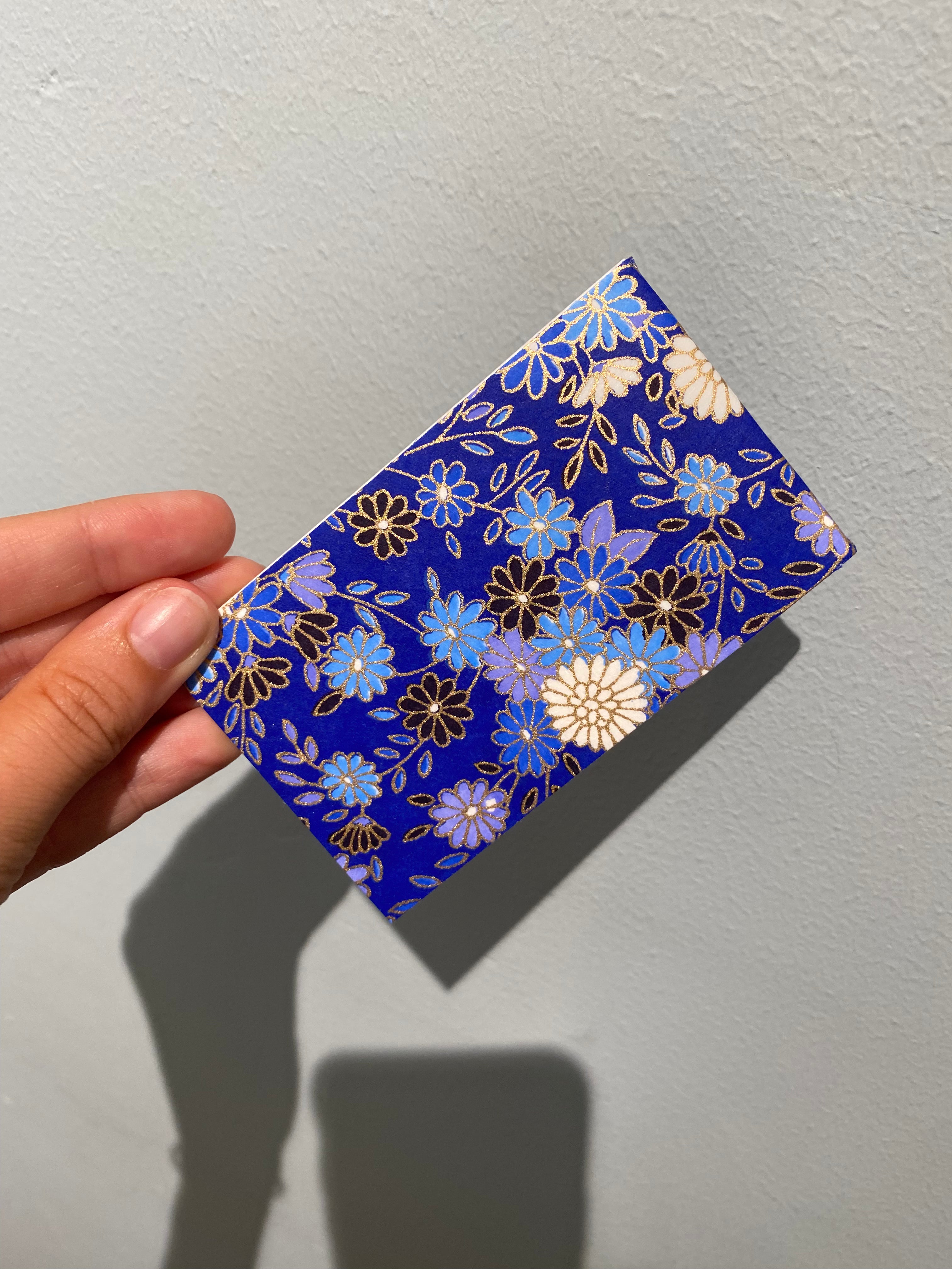 Lille blå notesblok med blomster