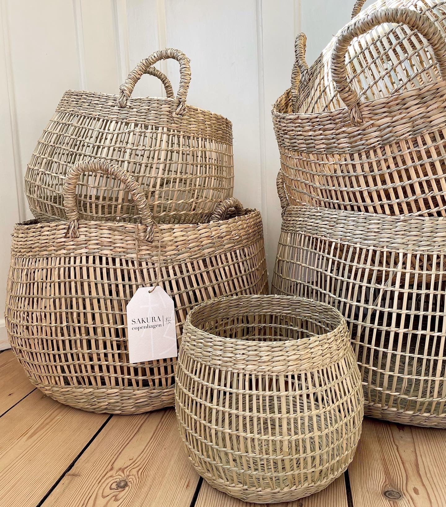 Small wicker basket without handle