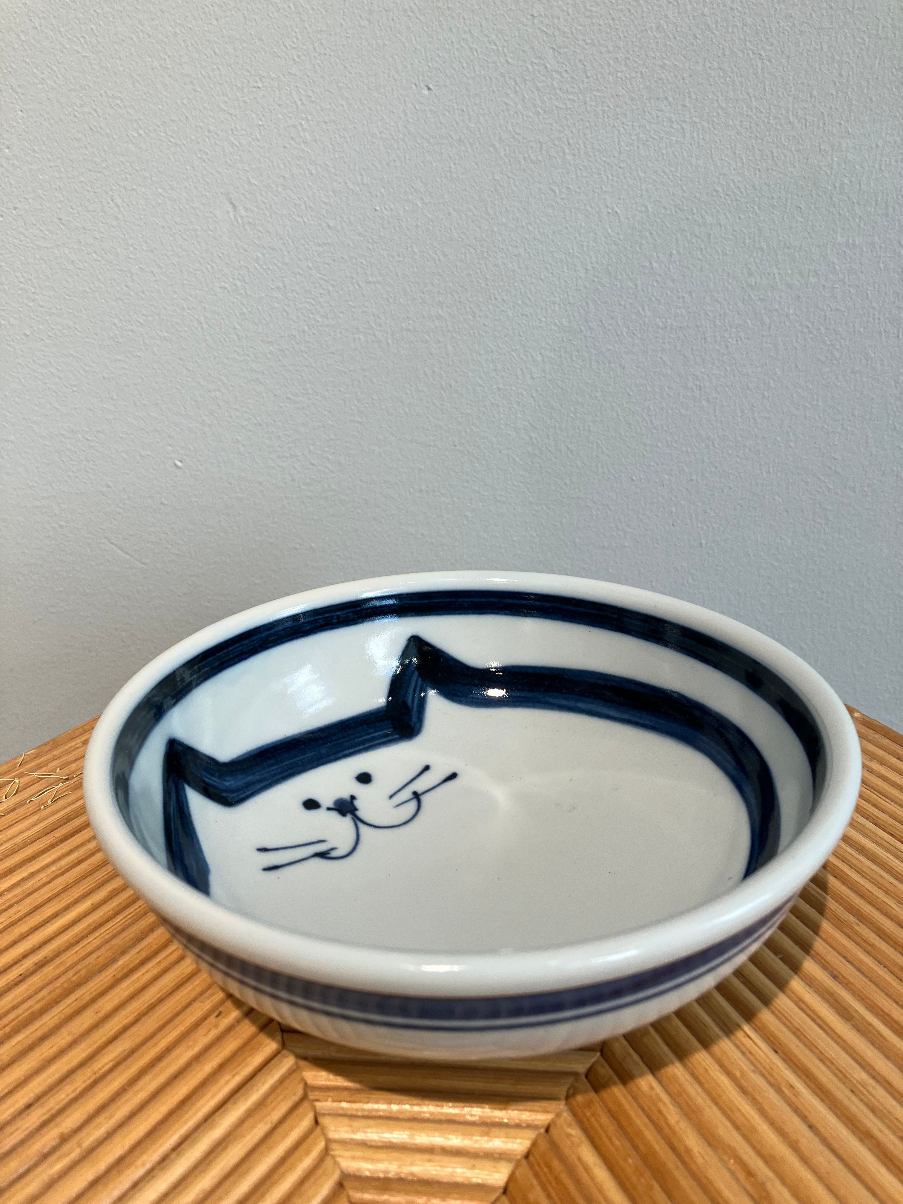 Bowl with a motif of a cat in dark blue