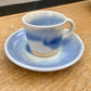 Keramikkop med underkop med krakeleret blå glasur 30 %