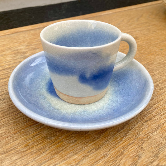 Keramikkop med underkop med krakeleret blå glasur